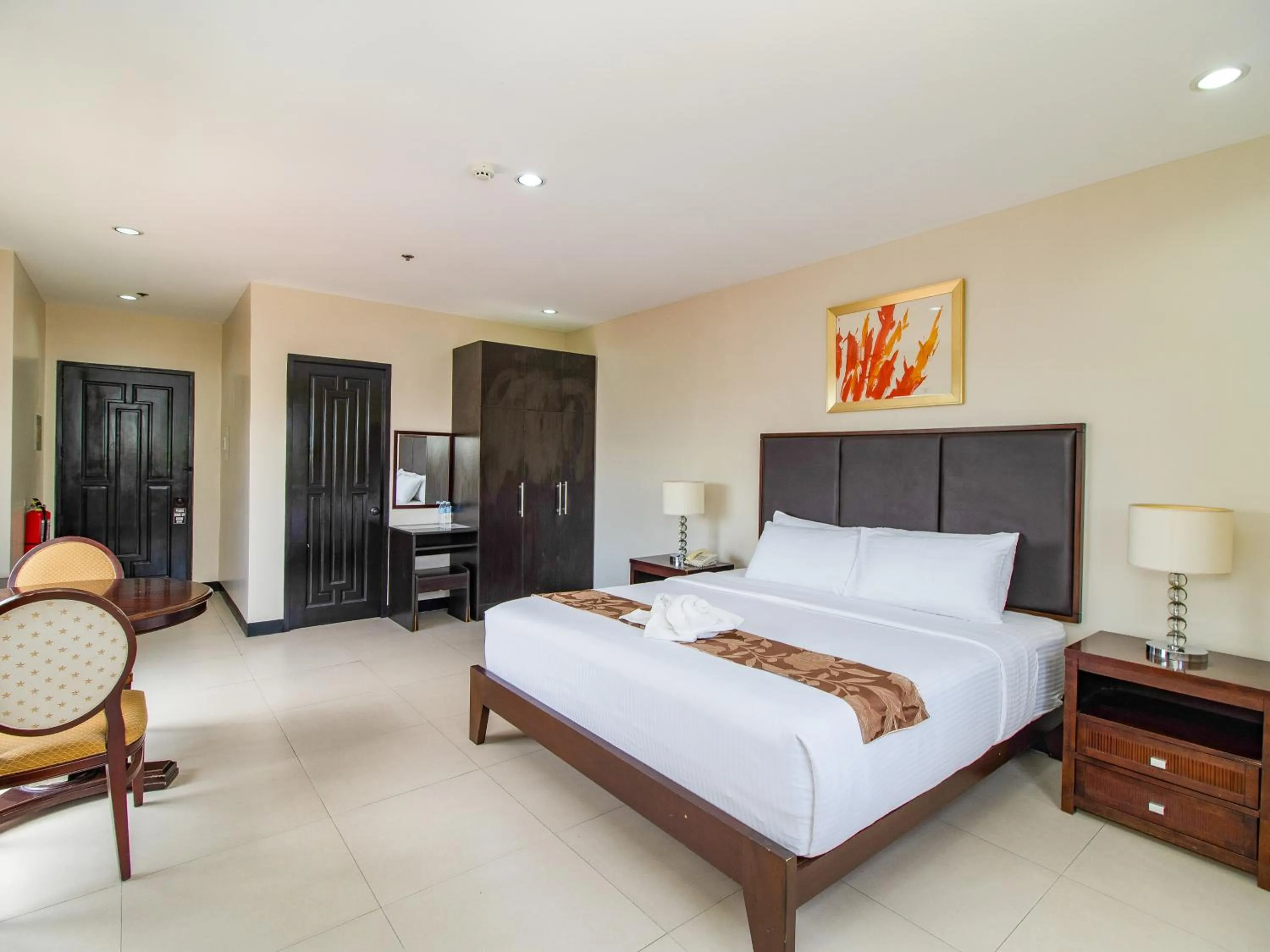 Photo of the whole room, Bed in Main Hotel & Suites