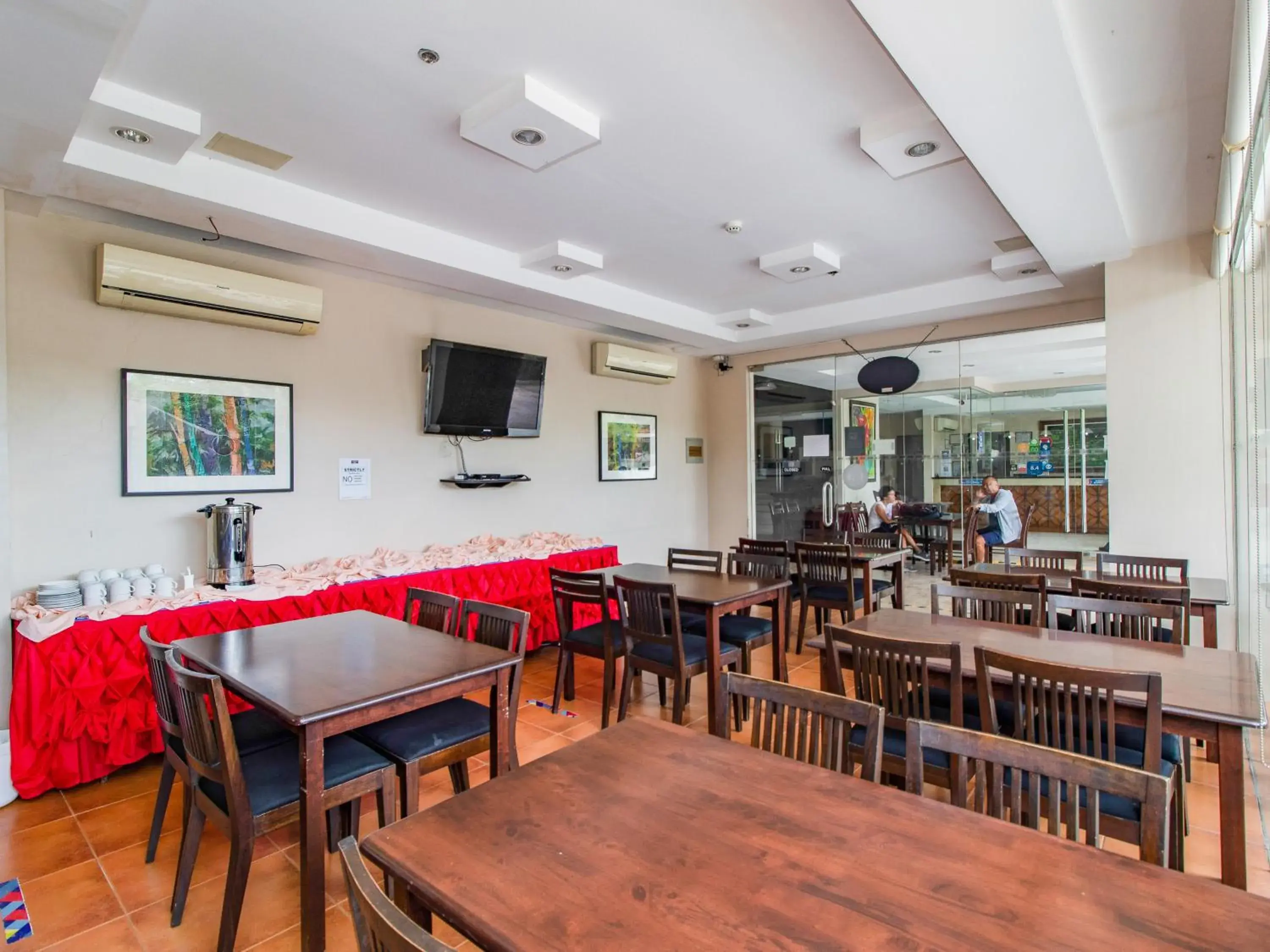 Restaurant/places to eat in Main Hotel & Suites Restaurant/places to eat in Main Hotel & Suites