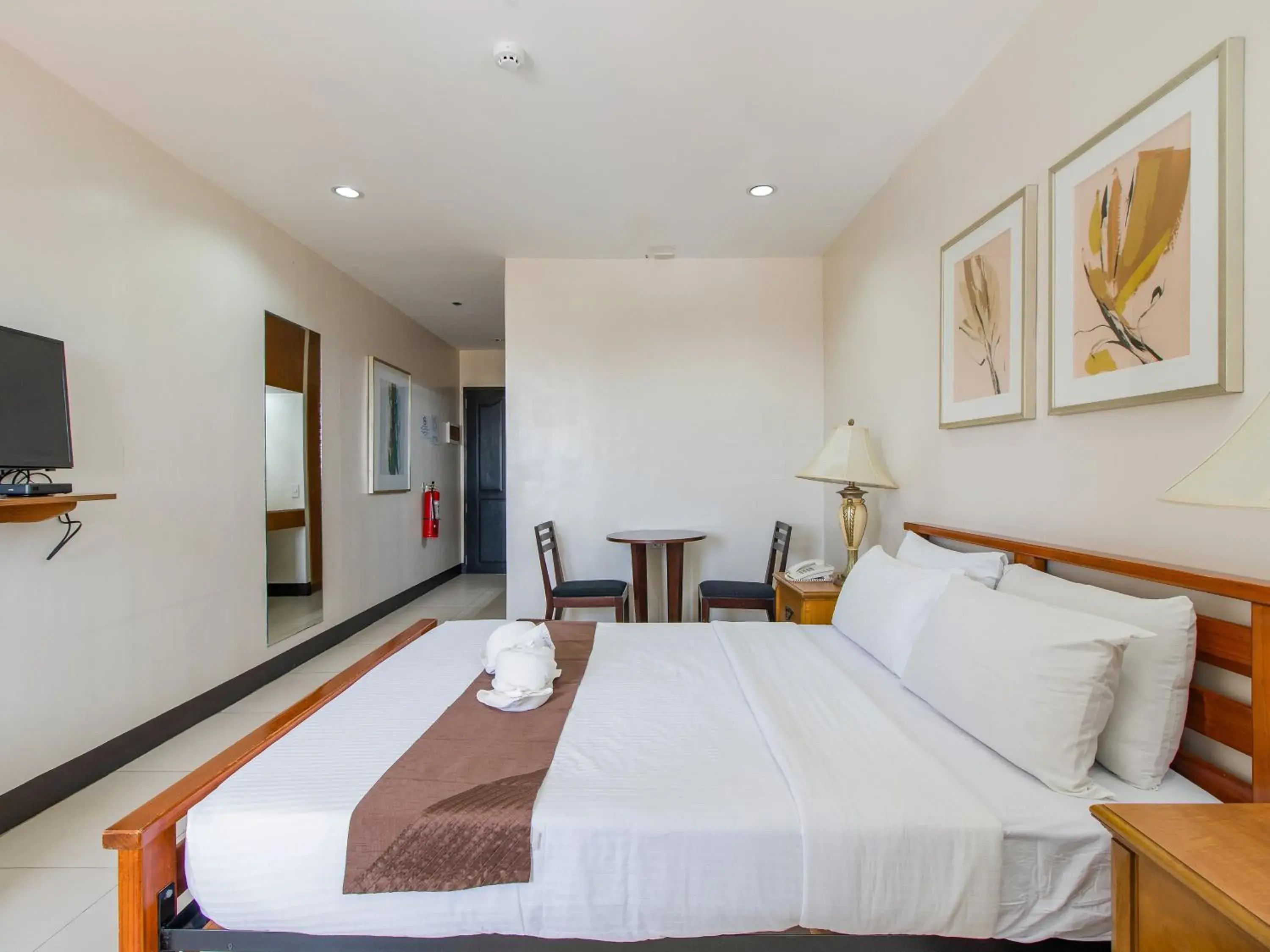 Bed in Main Hotel & Suites Bed in Main Hotel & Suites