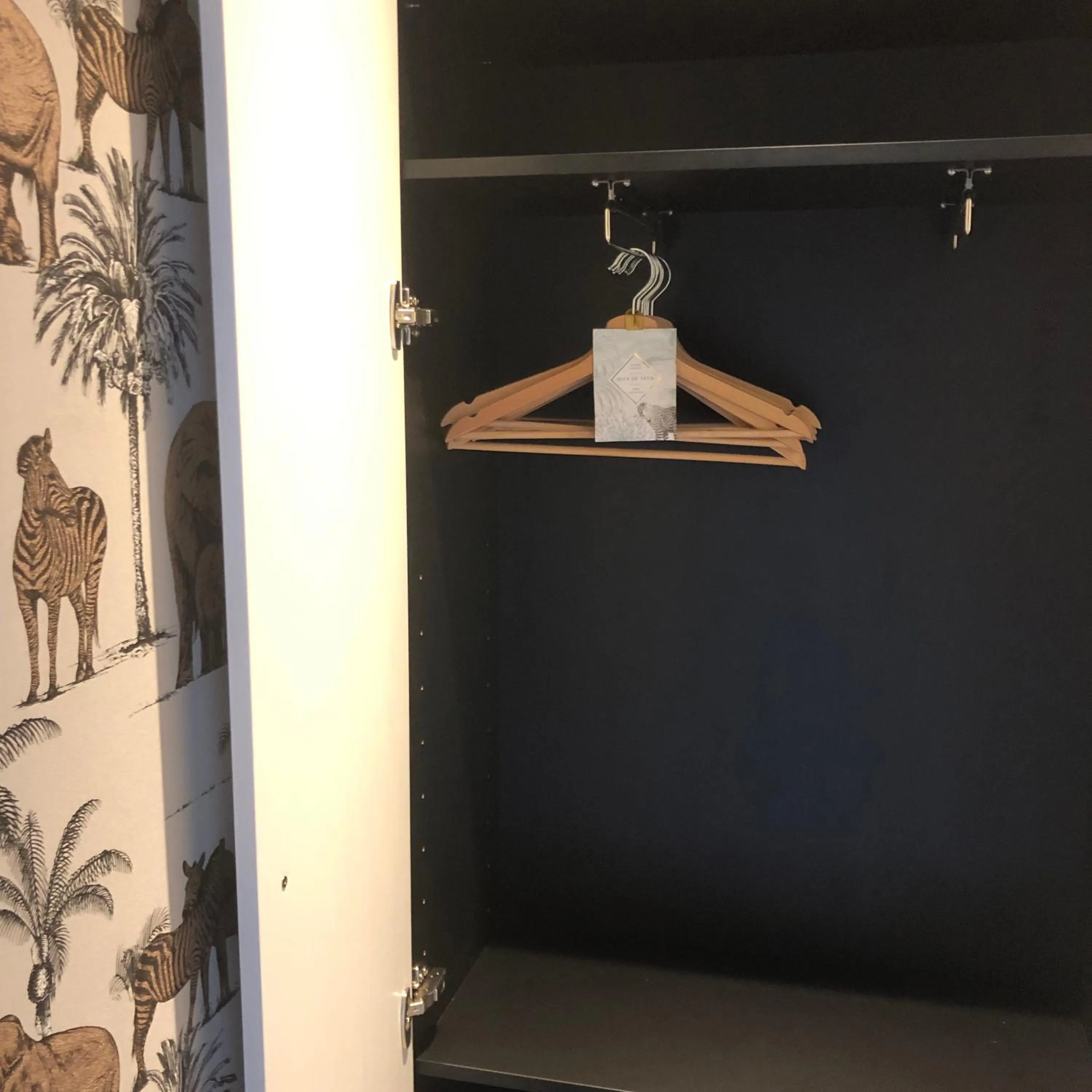 wardrobe in Selemo B&B - Business and breakfast
