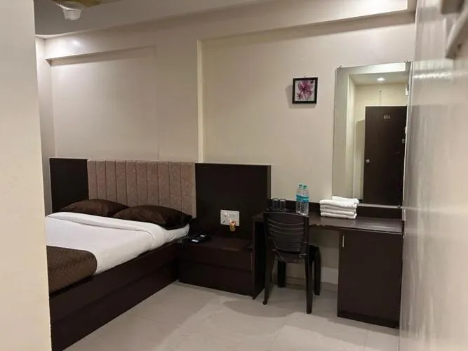 Bed in Hotel Krishna Sai Kutir