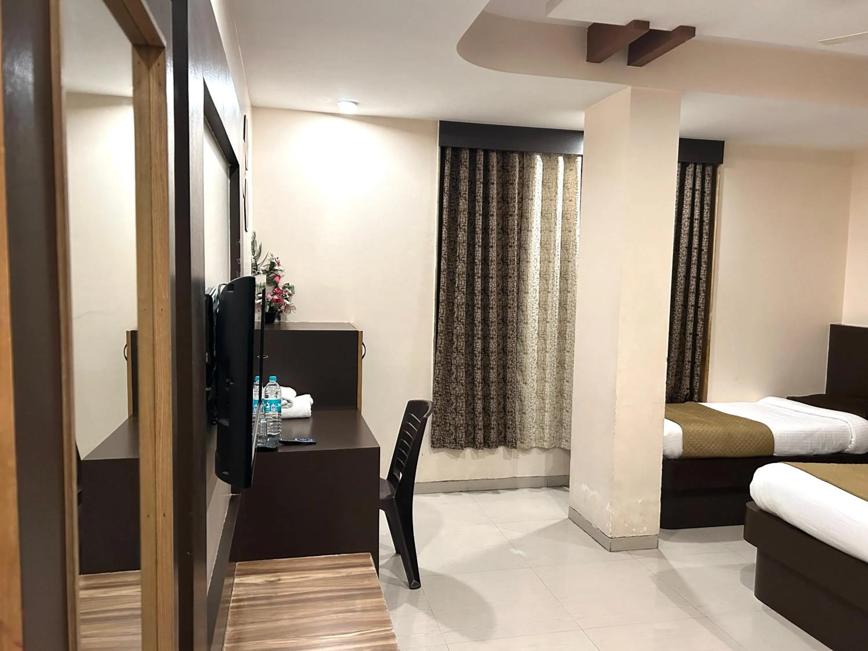 TV and multimedia, Bed in Hotel Krishna Sai Kutir