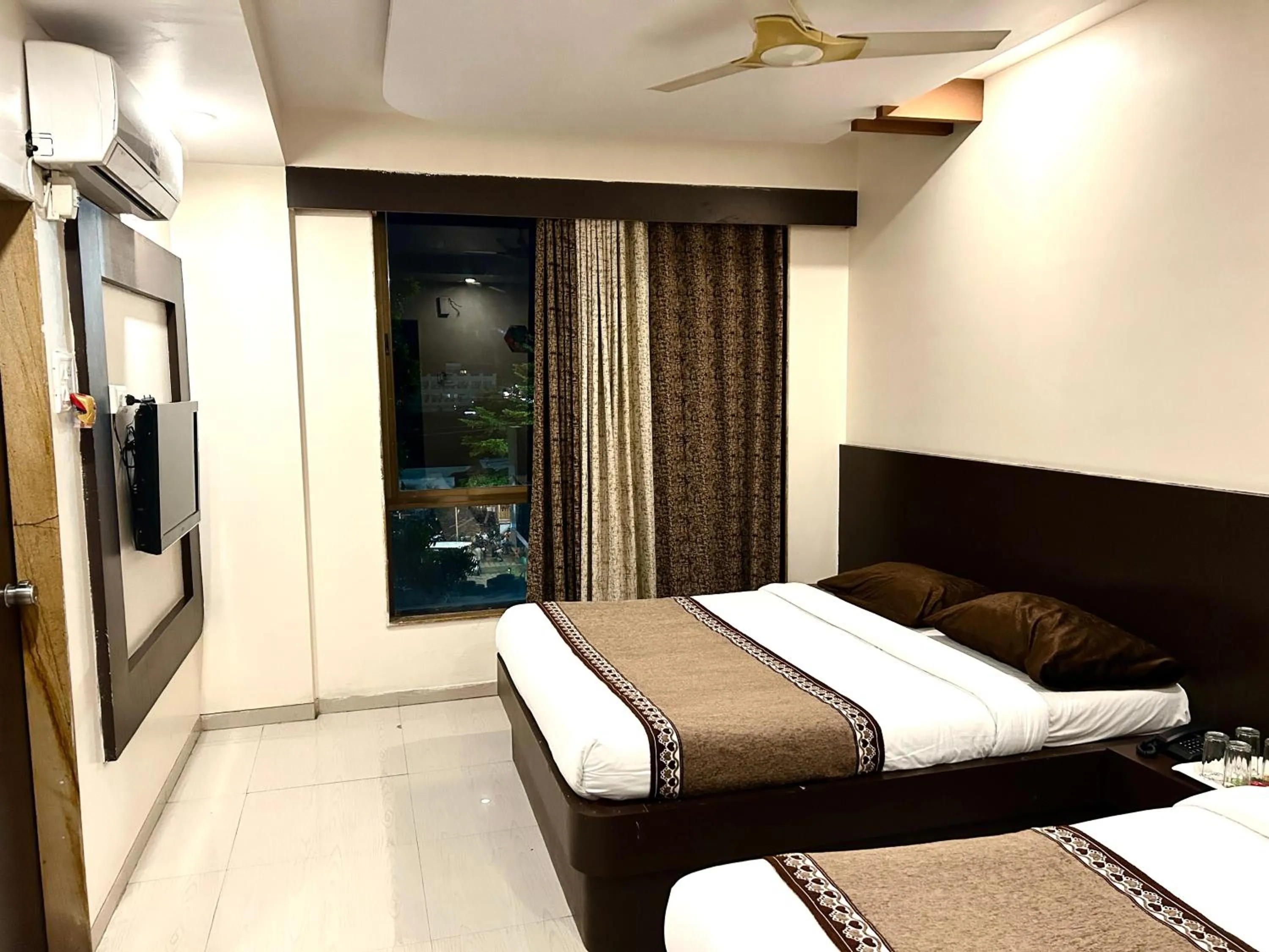 Bedroom, Bed in Hotel Krishna Sai Kutir