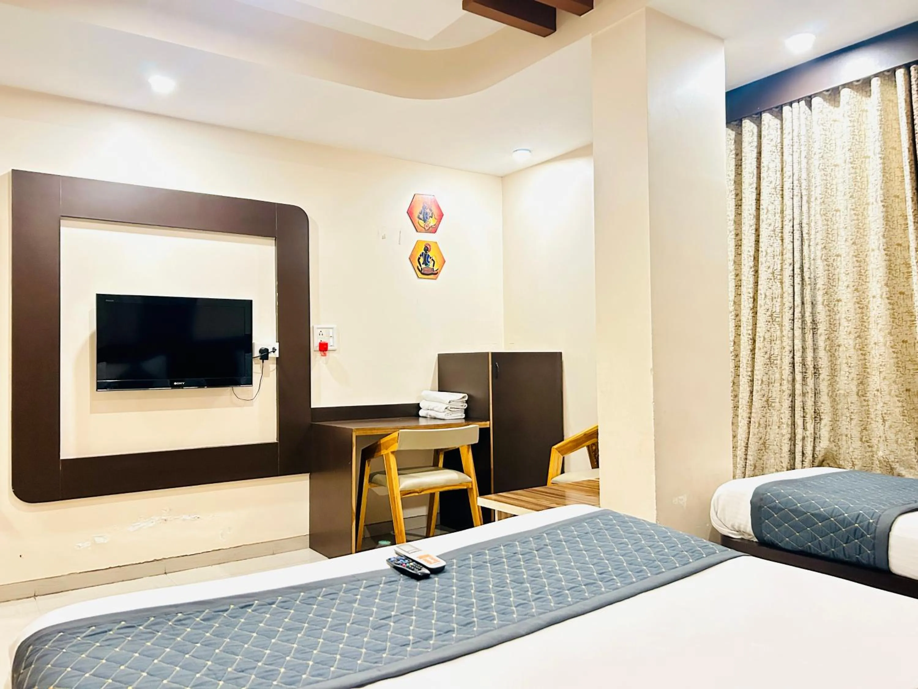 Evening entertainment, Bed in Hotel Krishna Sai Kutir