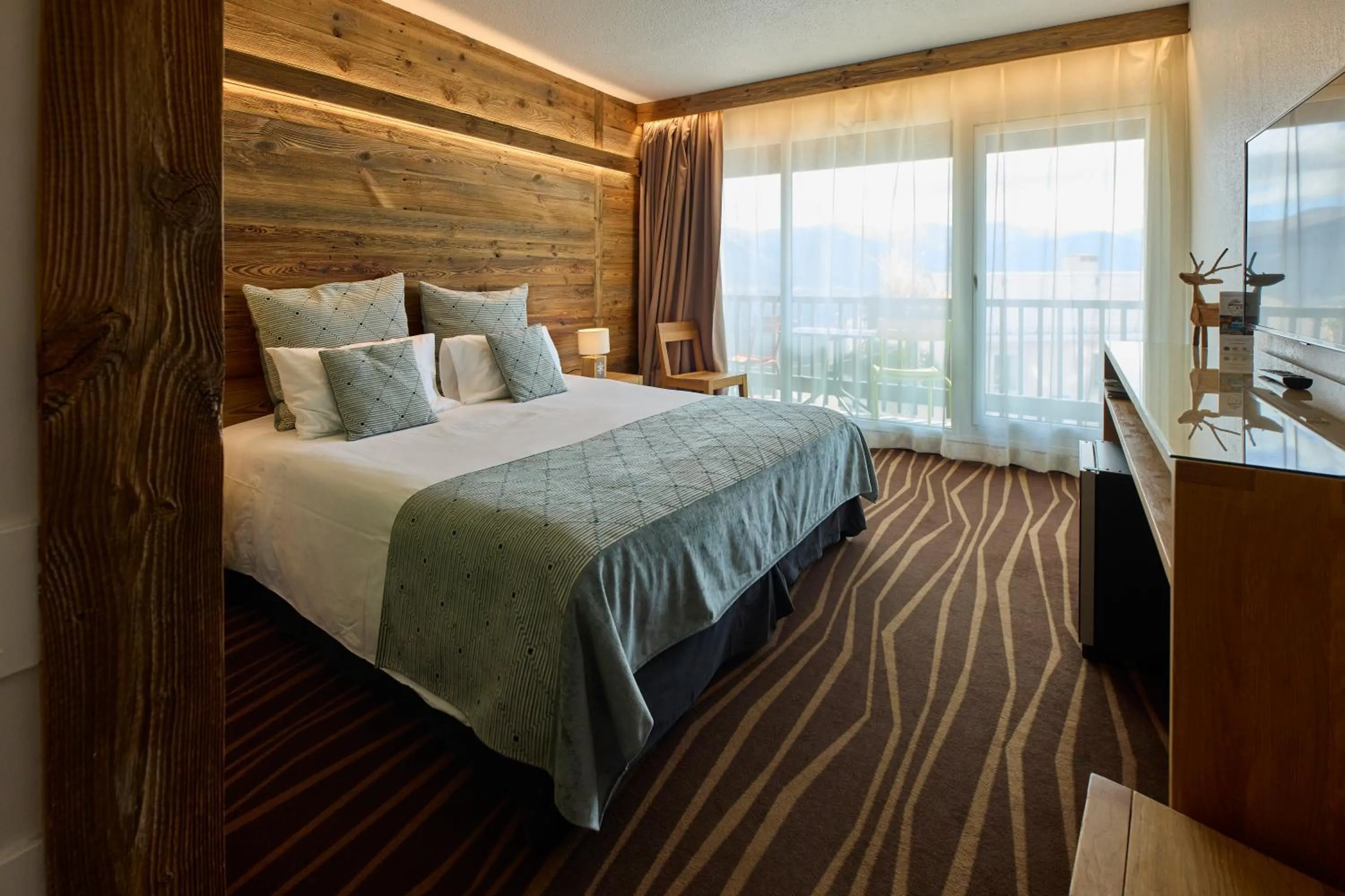 Property building, Bed in Hôtel Le Grand Tétras