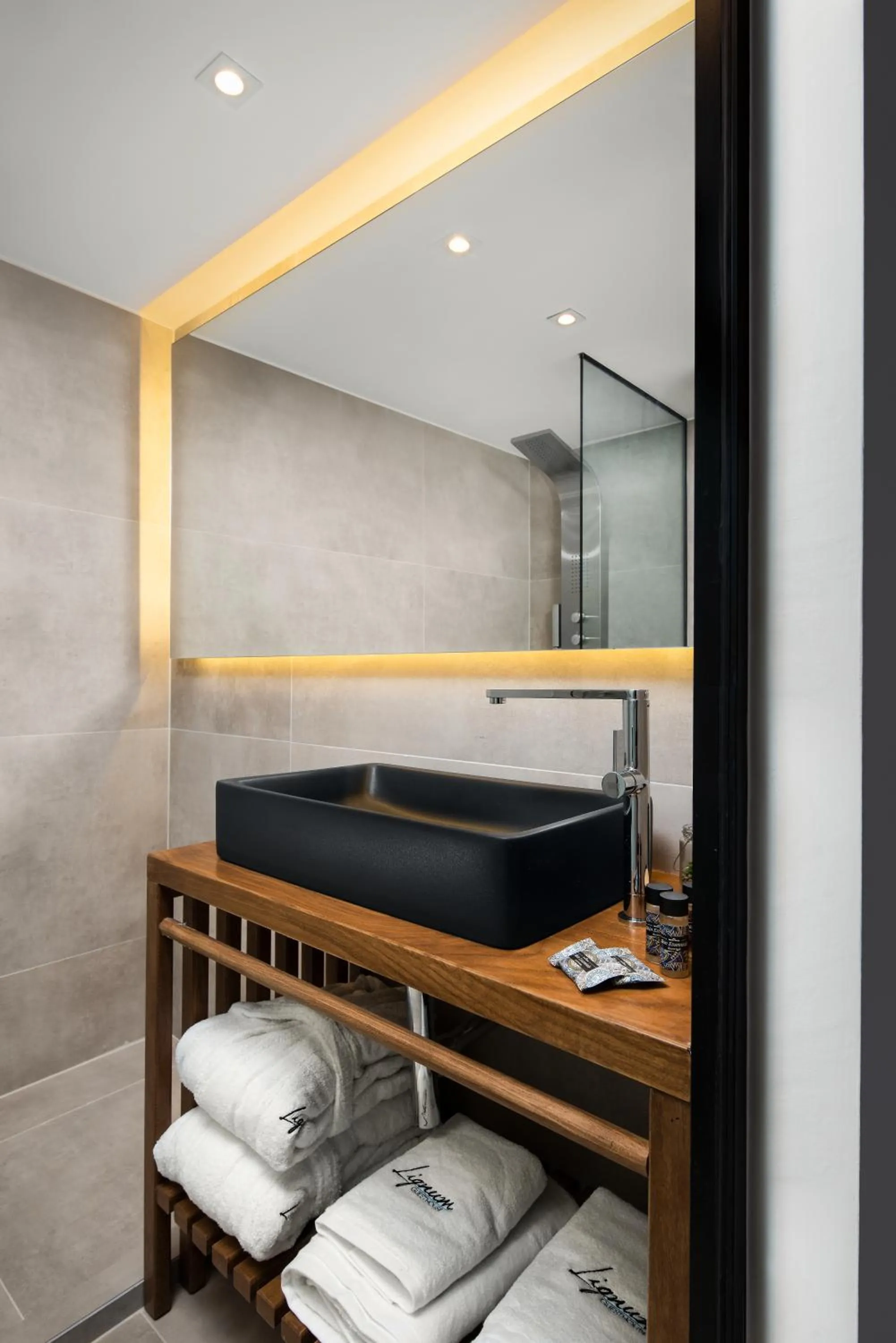 Bathroom, Bed in Lignum Suites Chania