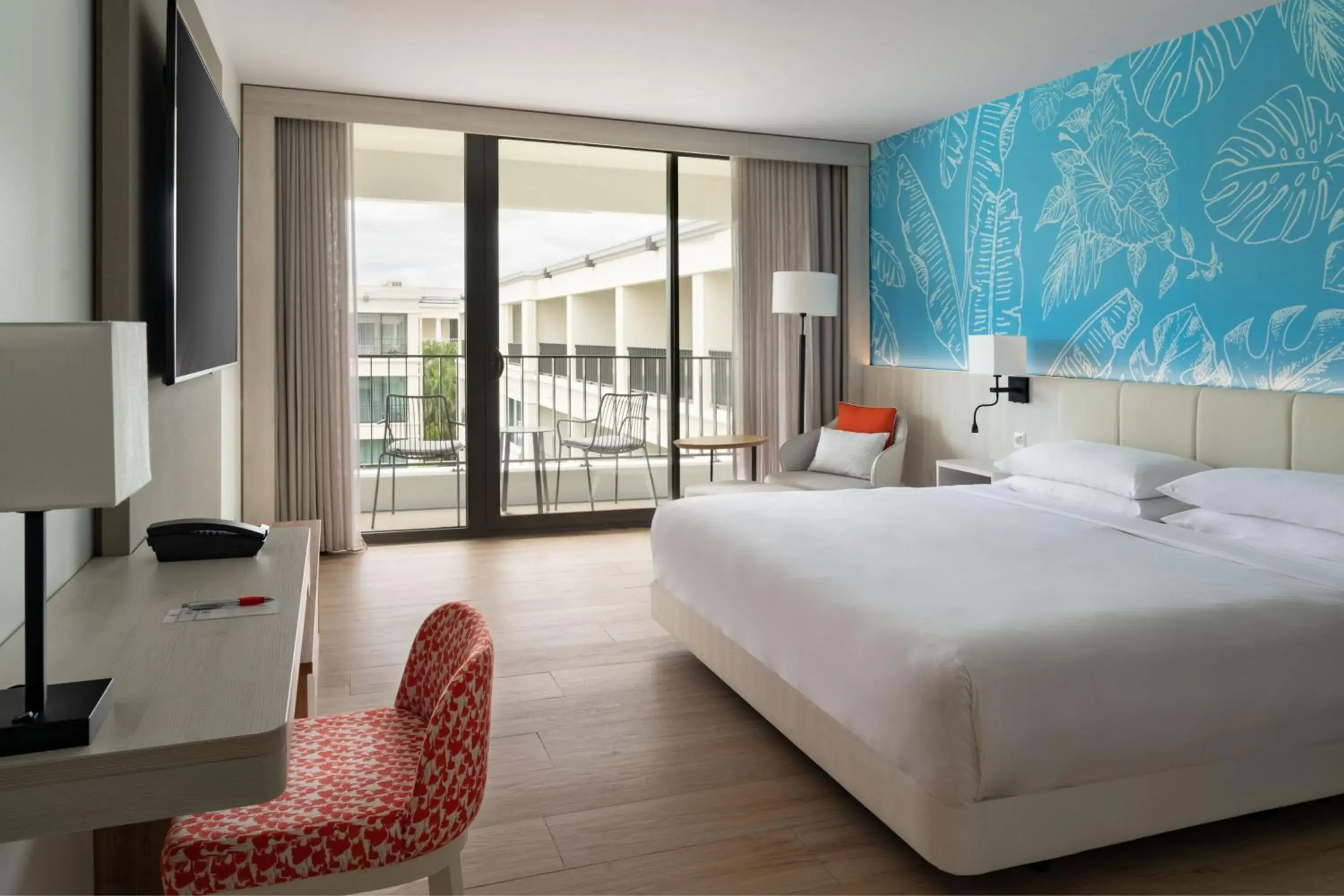 Partial Ocean view, King bed in Curaçao Marriott Beach Resort Partial Ocean view, King bed in Curaçao Marriott Beach Resort