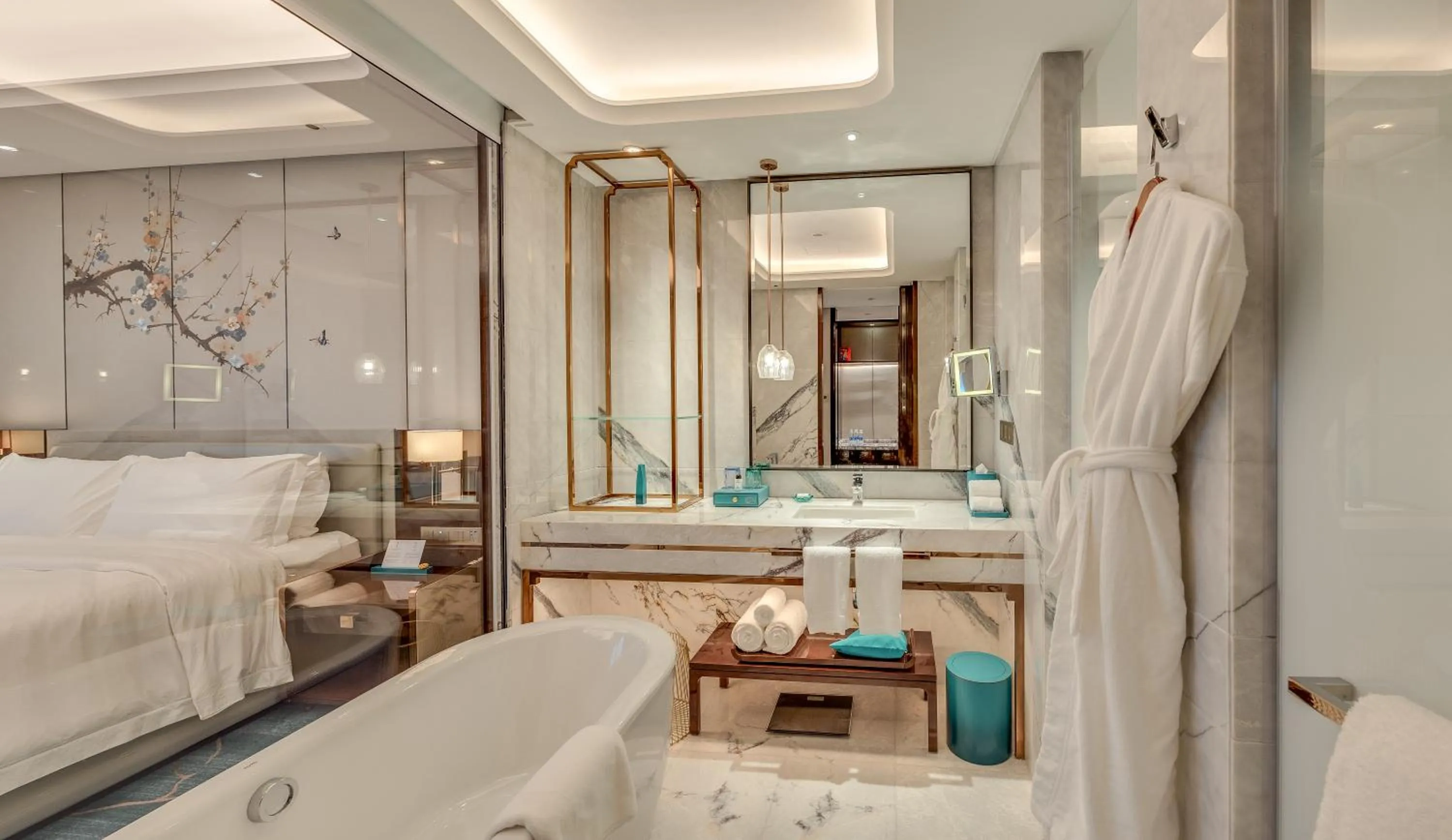 Bathroom, Bed in Na Lotus Hotel, a Luxury Collection Hotel, Nanning