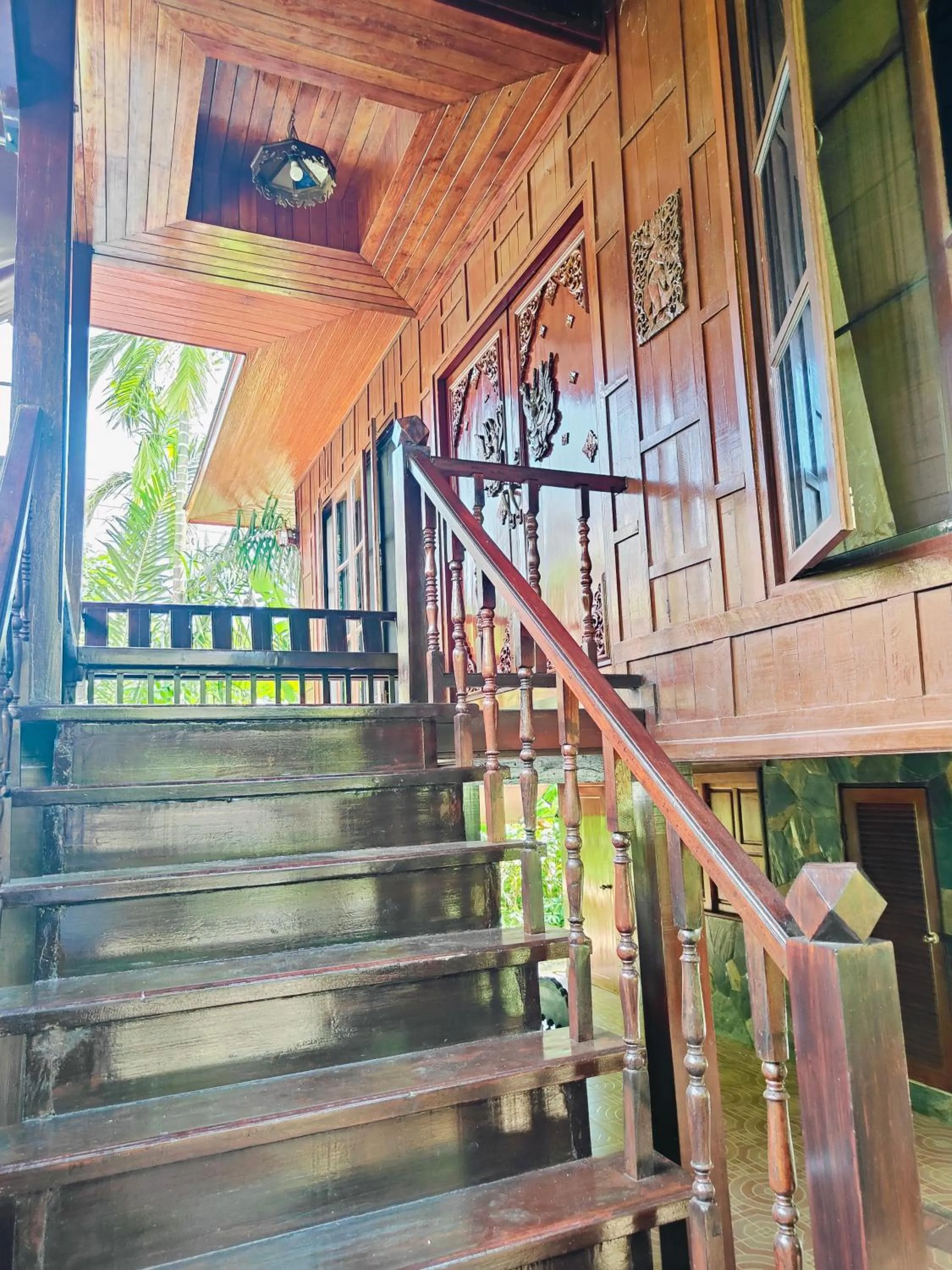 Ban Elephant Blanc Bungalow