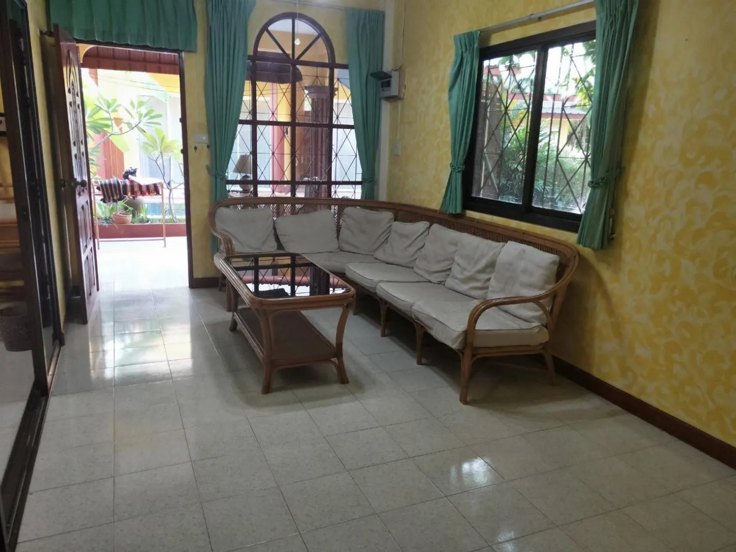 Ban Elephant Blanc Bungalow