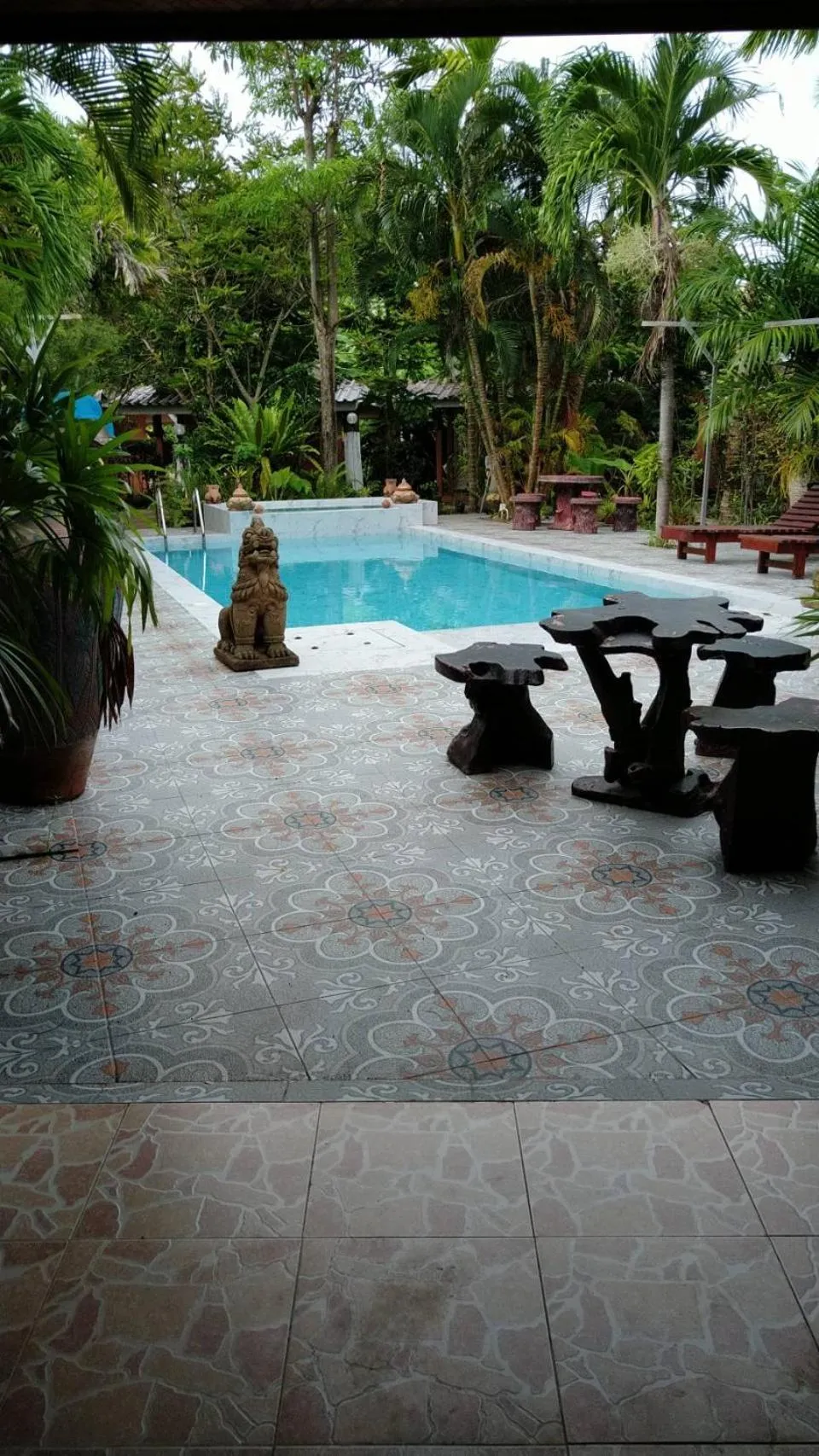 Ban Elephant Blanc Bungalow