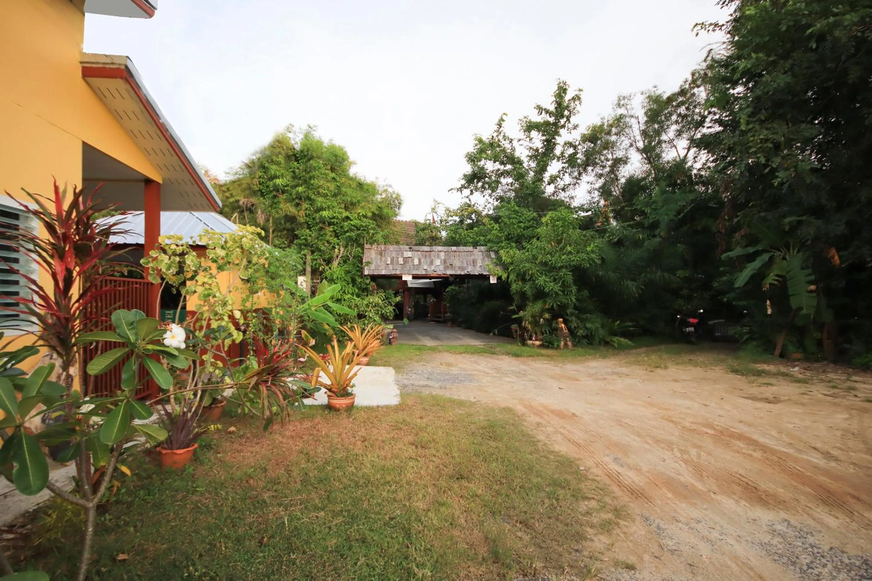 Facade/entrance in Ban Elephant Blanc Bungalow