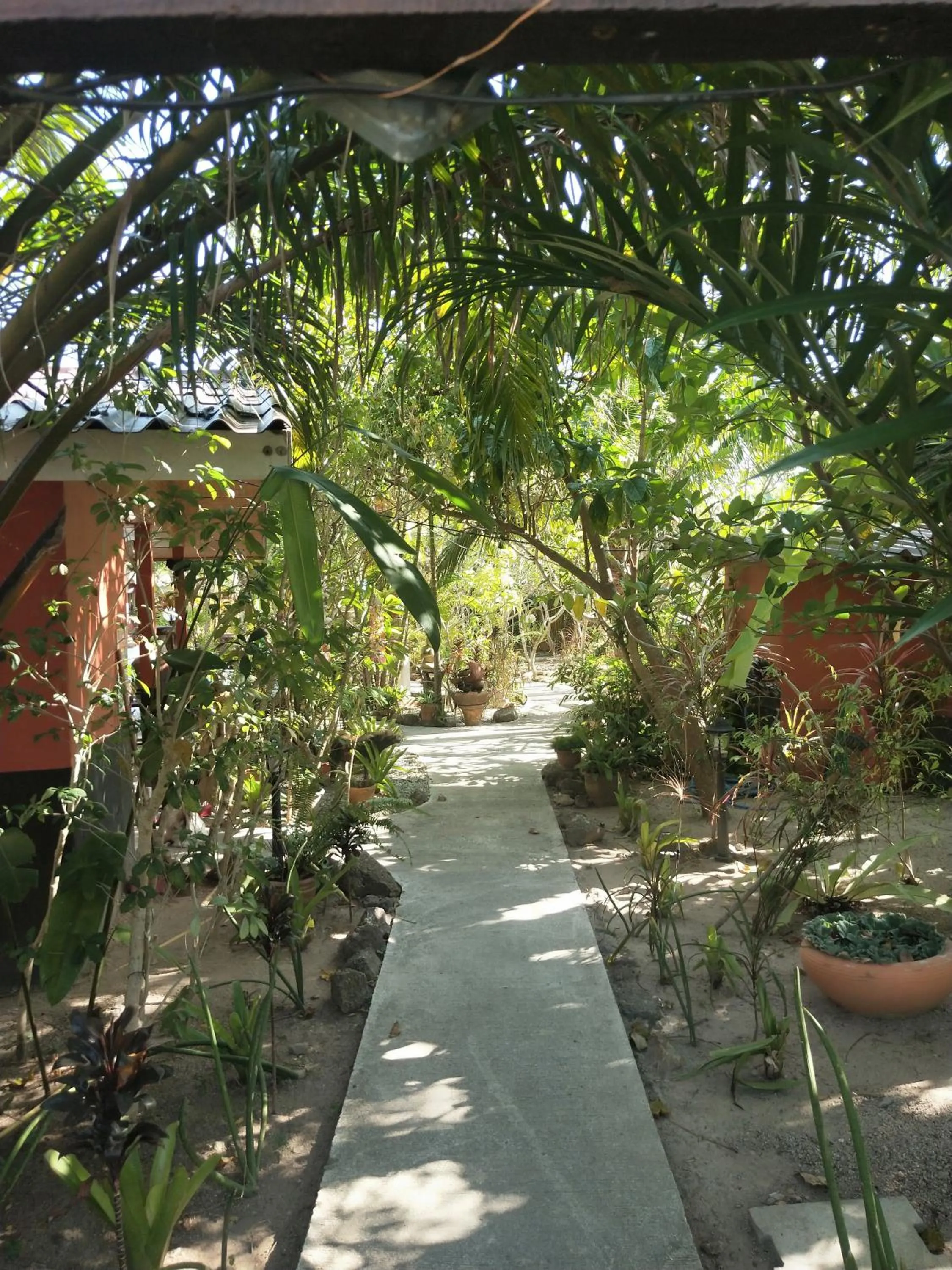 Ban Elephant Blanc Bungalow