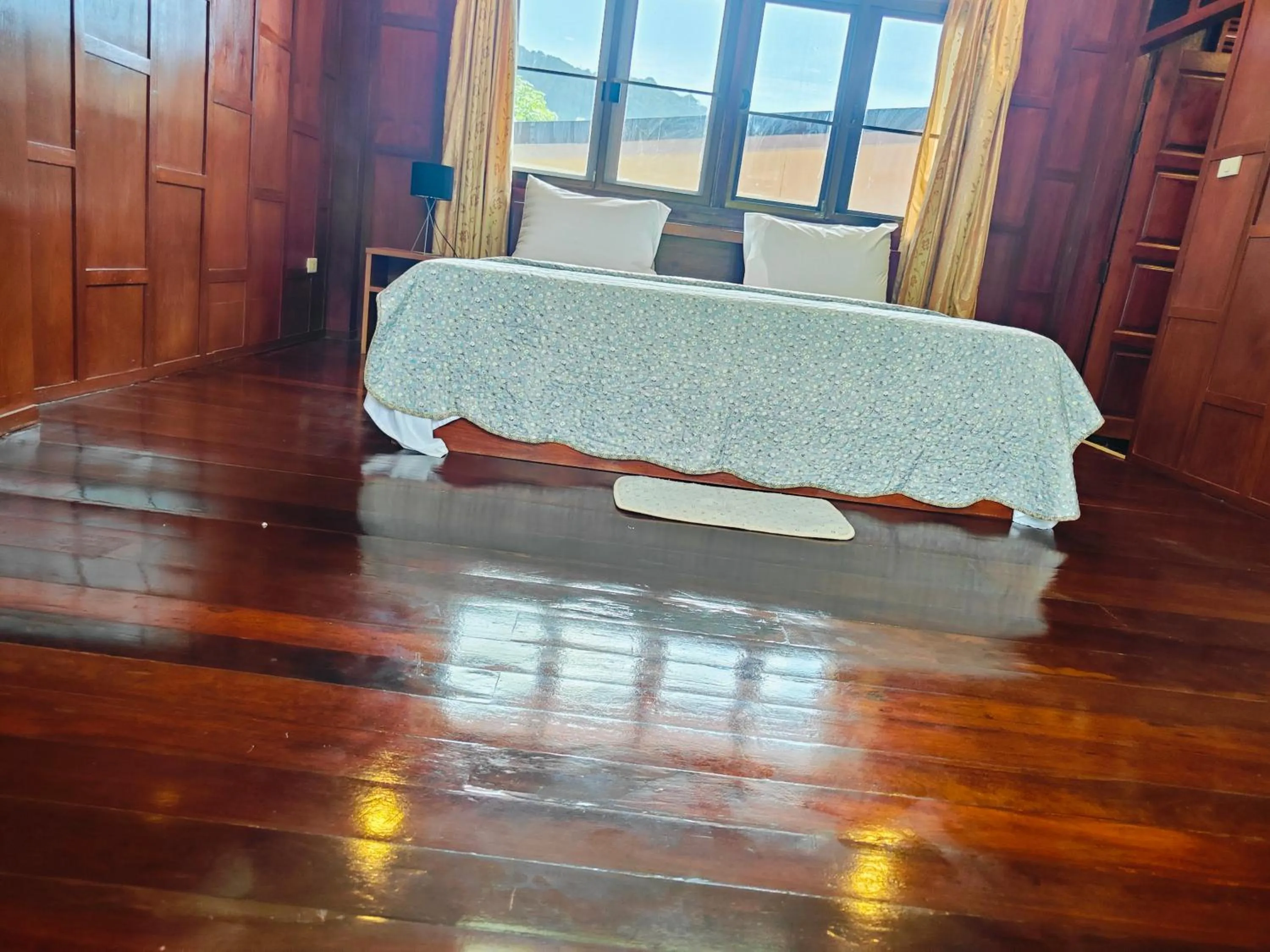 Ban Elephant Blanc Bungalow