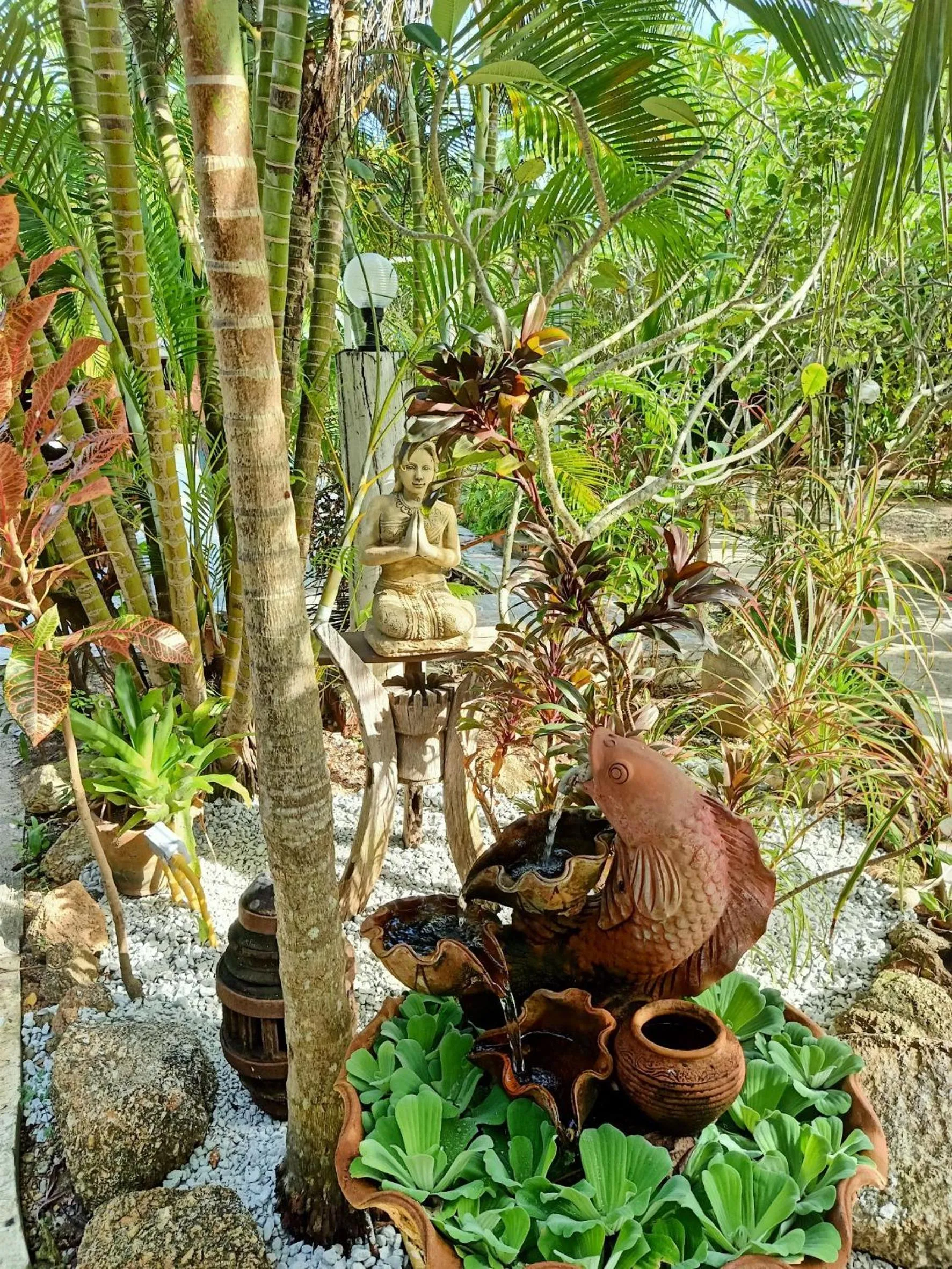 Ban Elephant Blanc Bungalow