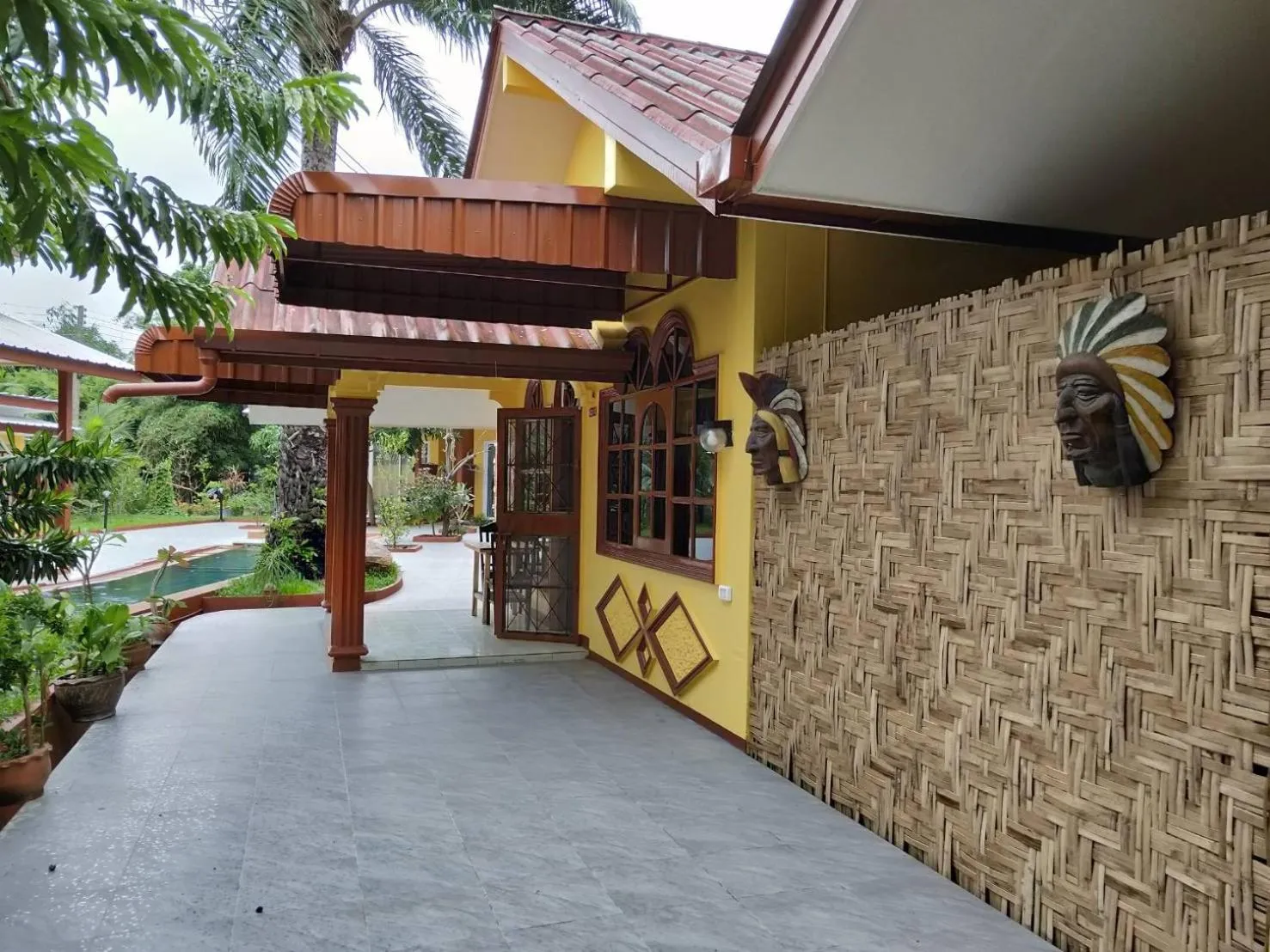 Ban Elephant Blanc Bungalow