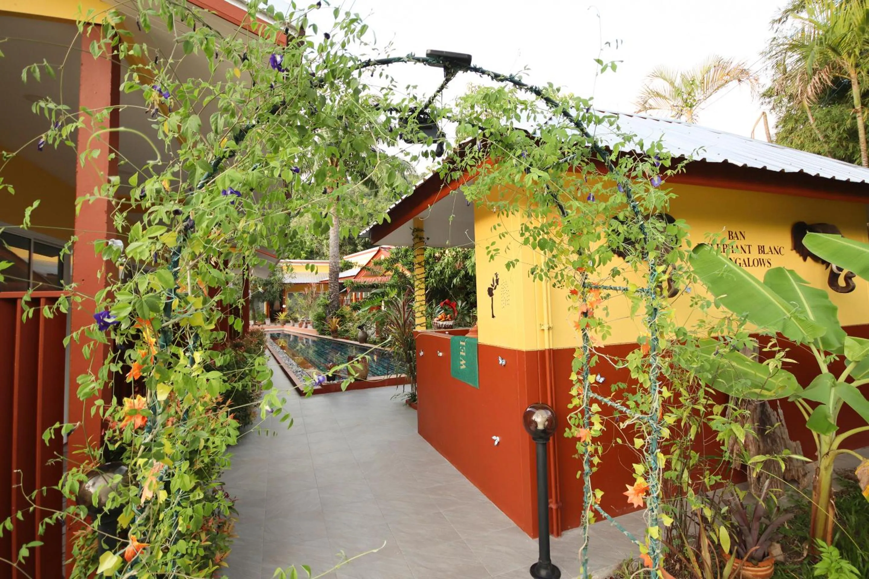 Facade/entrance in Ban Elephant Blanc Bungalow
