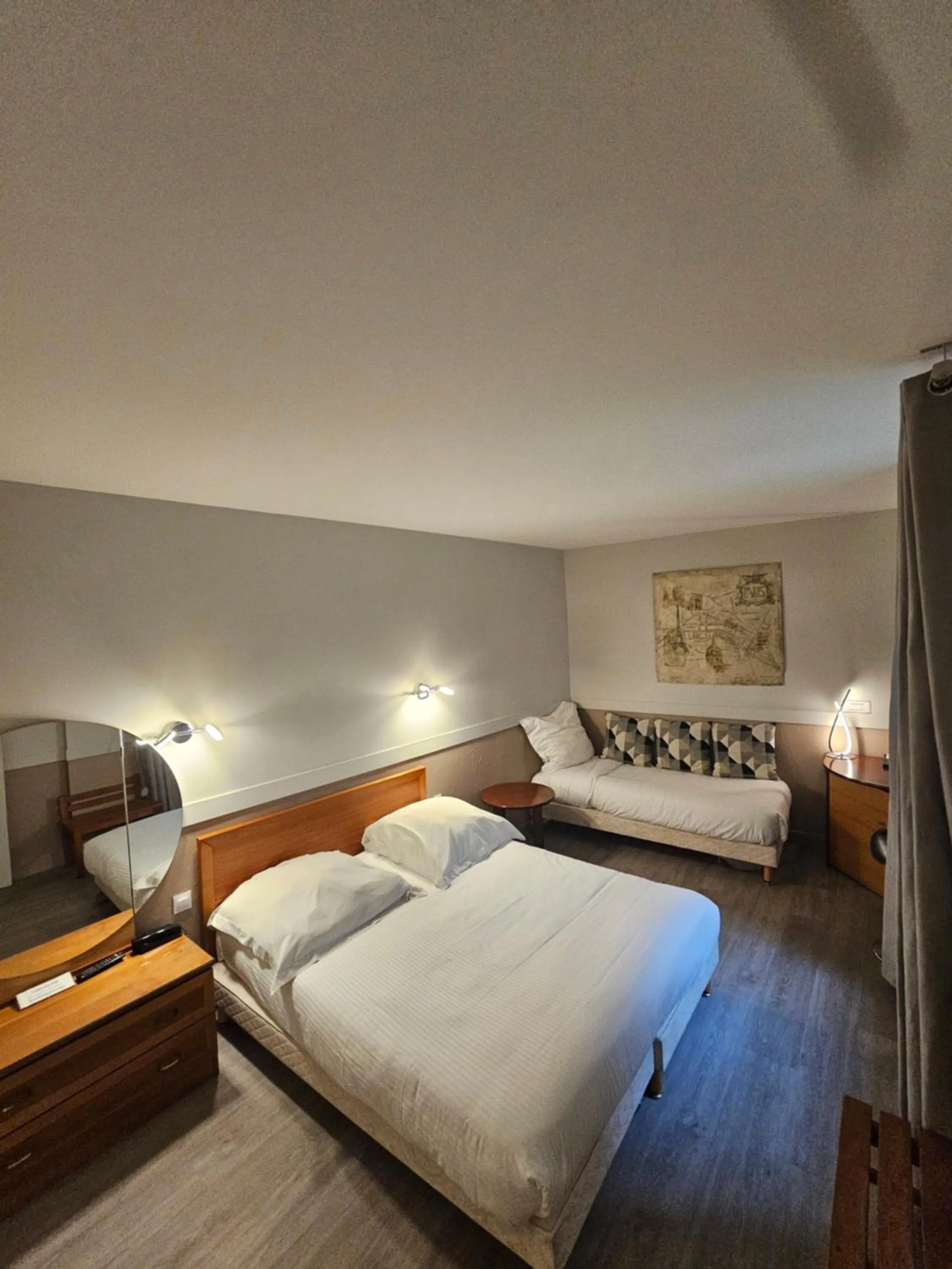 Bed in Hôtel 1er Consul Rouen