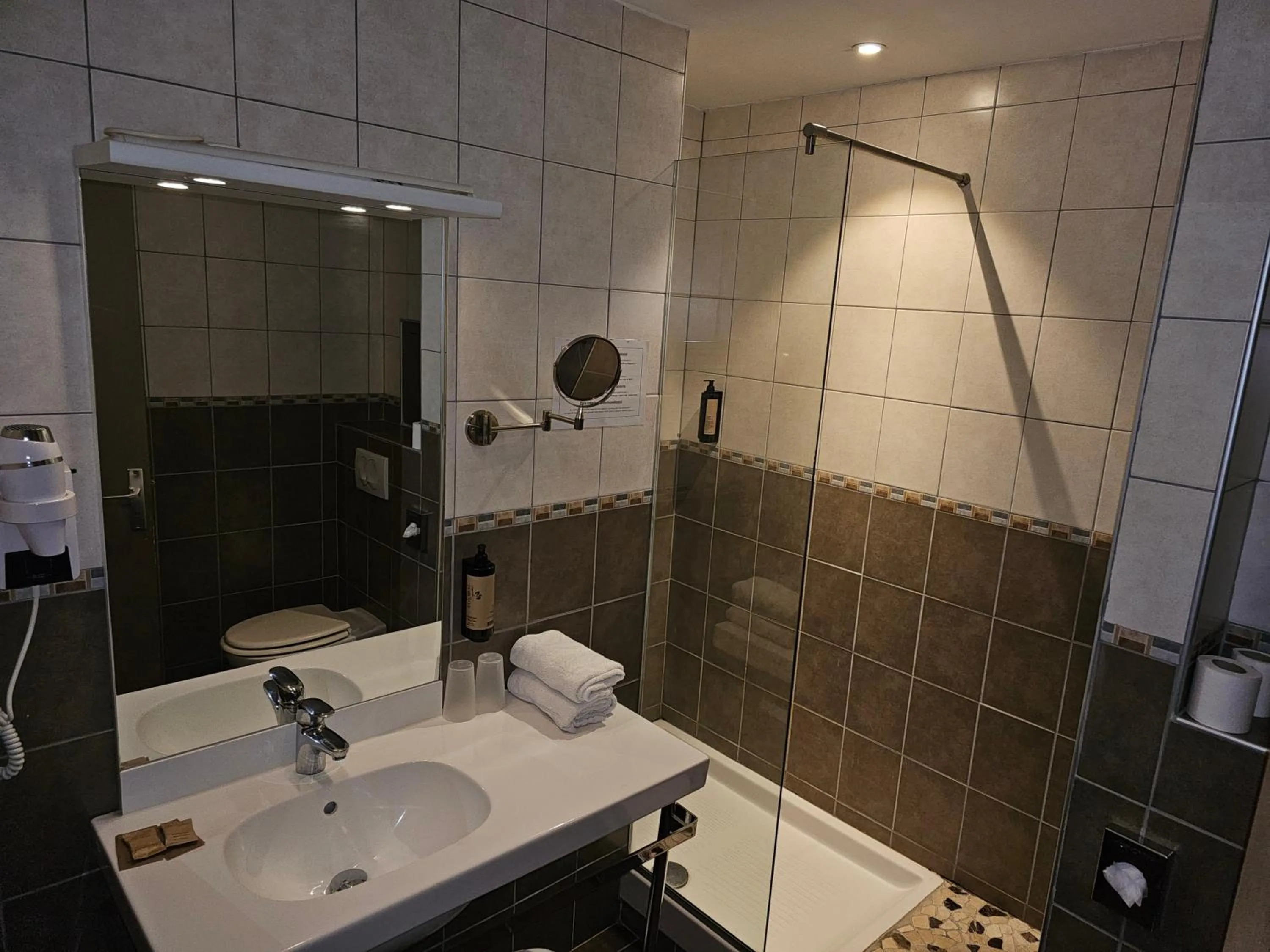 Shower in Hôtel 1er Consul Rouen