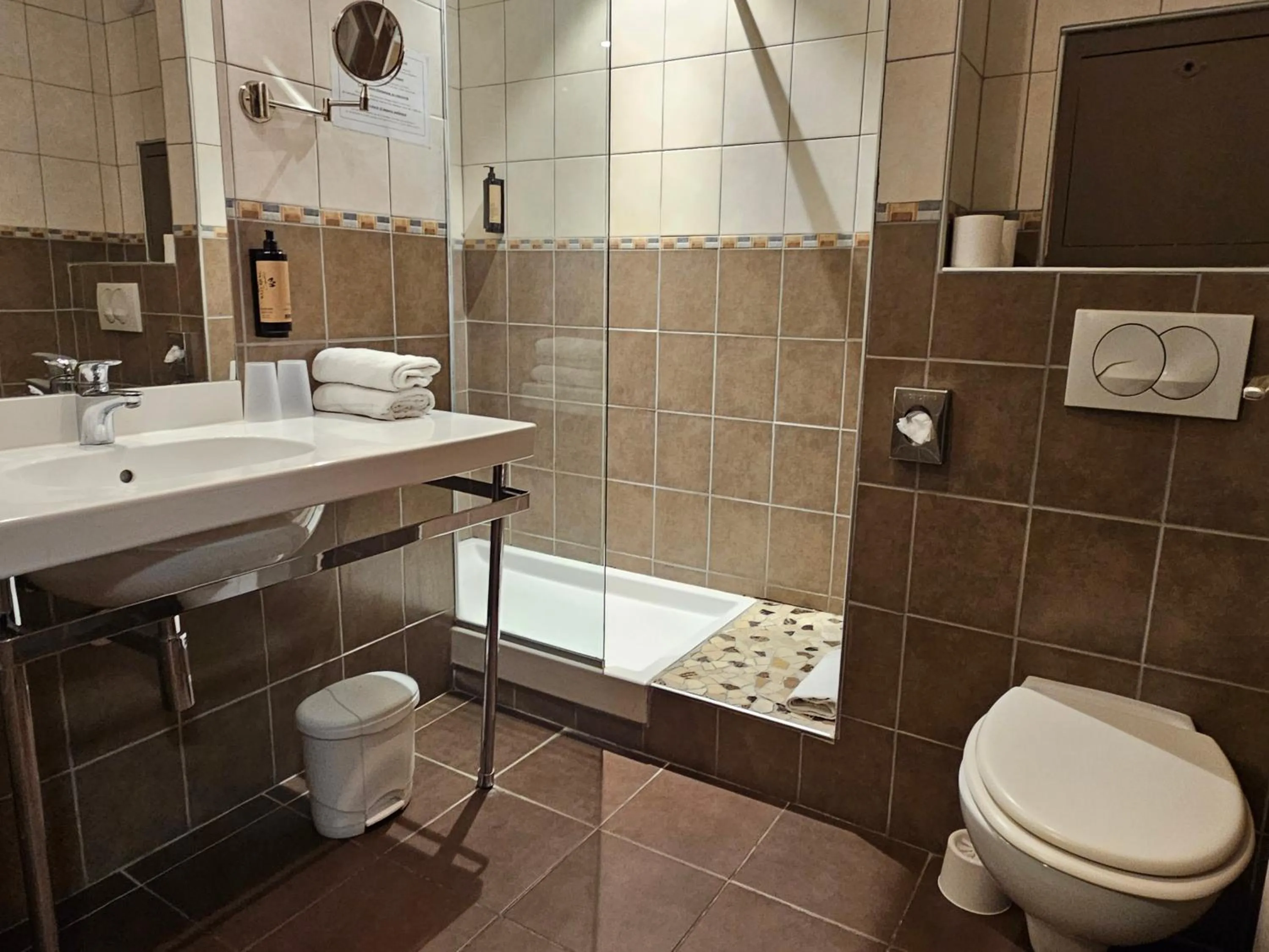 Shower in Hôtel 1er Consul Rouen