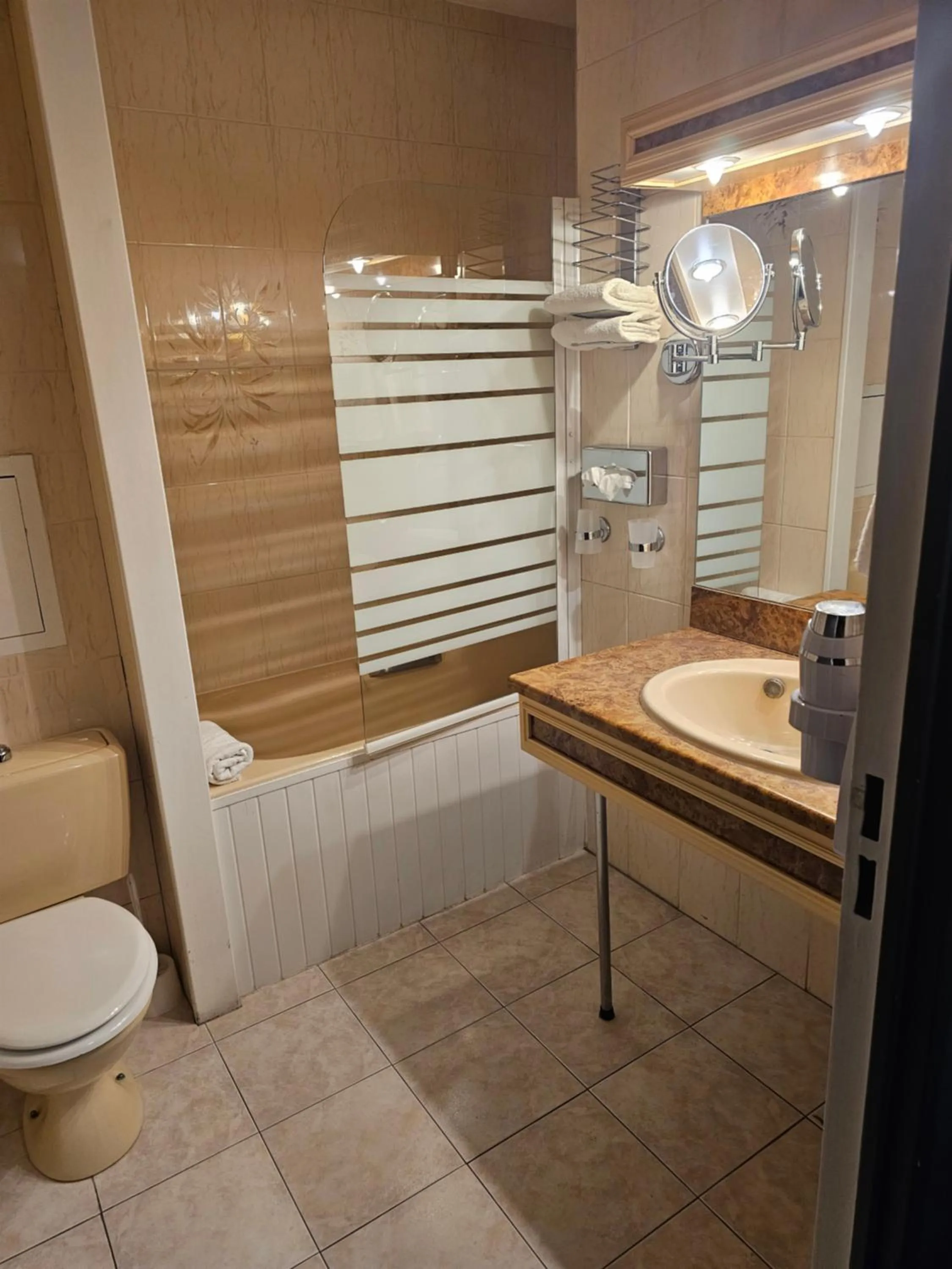 Bathroom in Hôtel 1er Consul Rouen