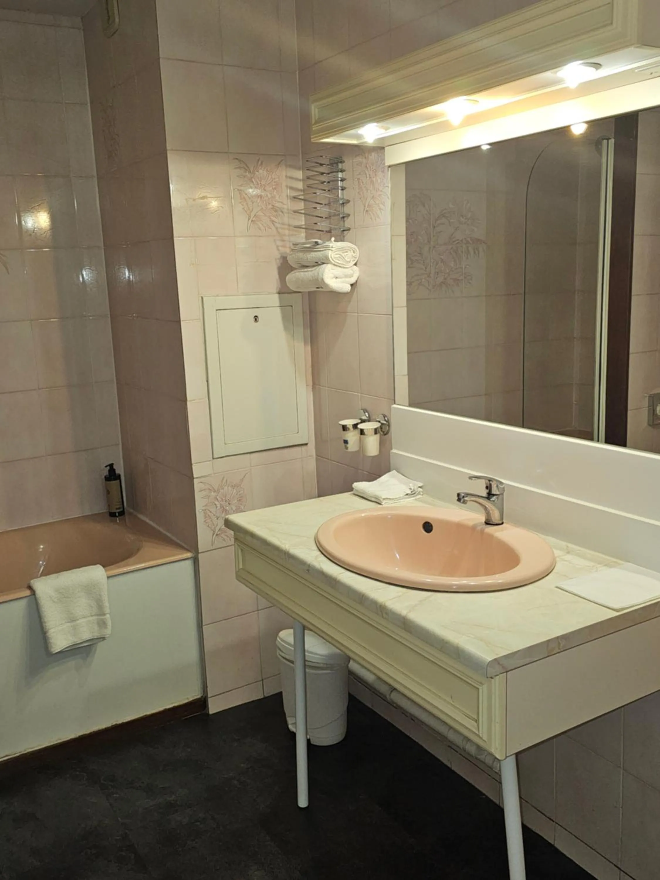 Bathroom in Hôtel 1er Consul Rouen