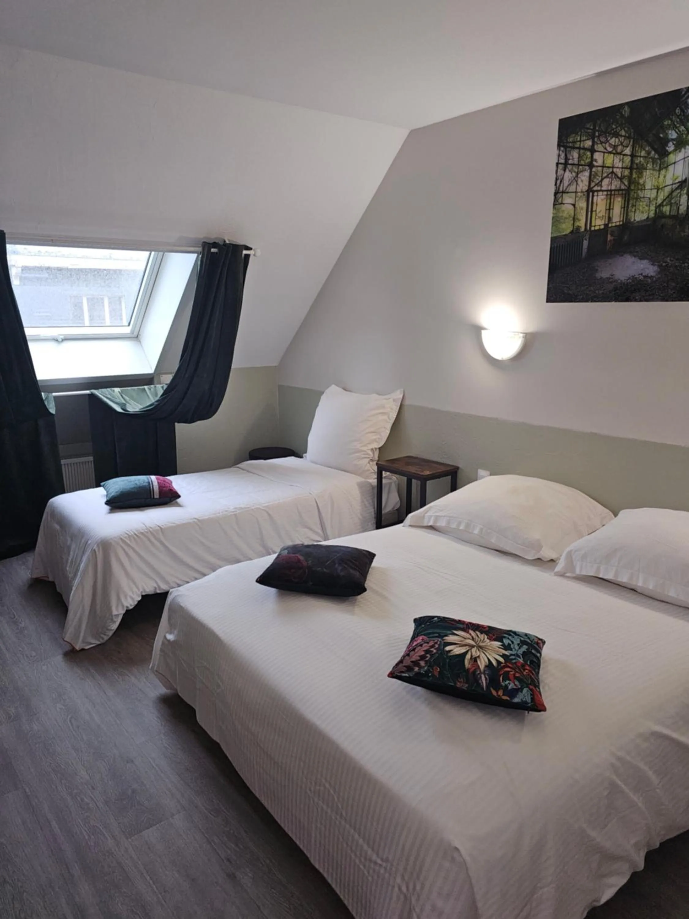 Bed in Hôtel 1er Consul Rouen