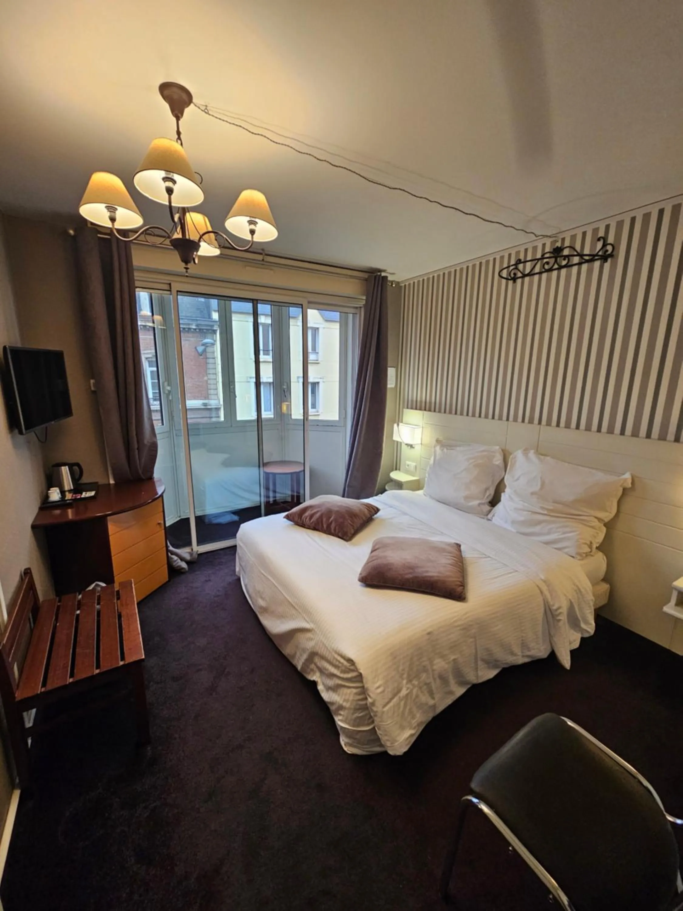 Bed in Hôtel 1er Consul Rouen