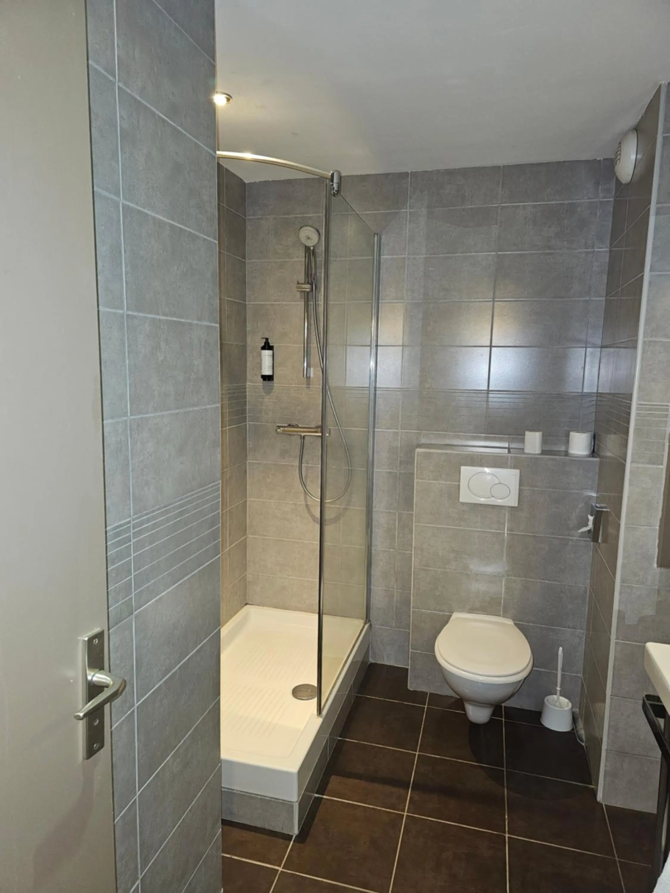 Shower in Hôtel 1er Consul Rouen