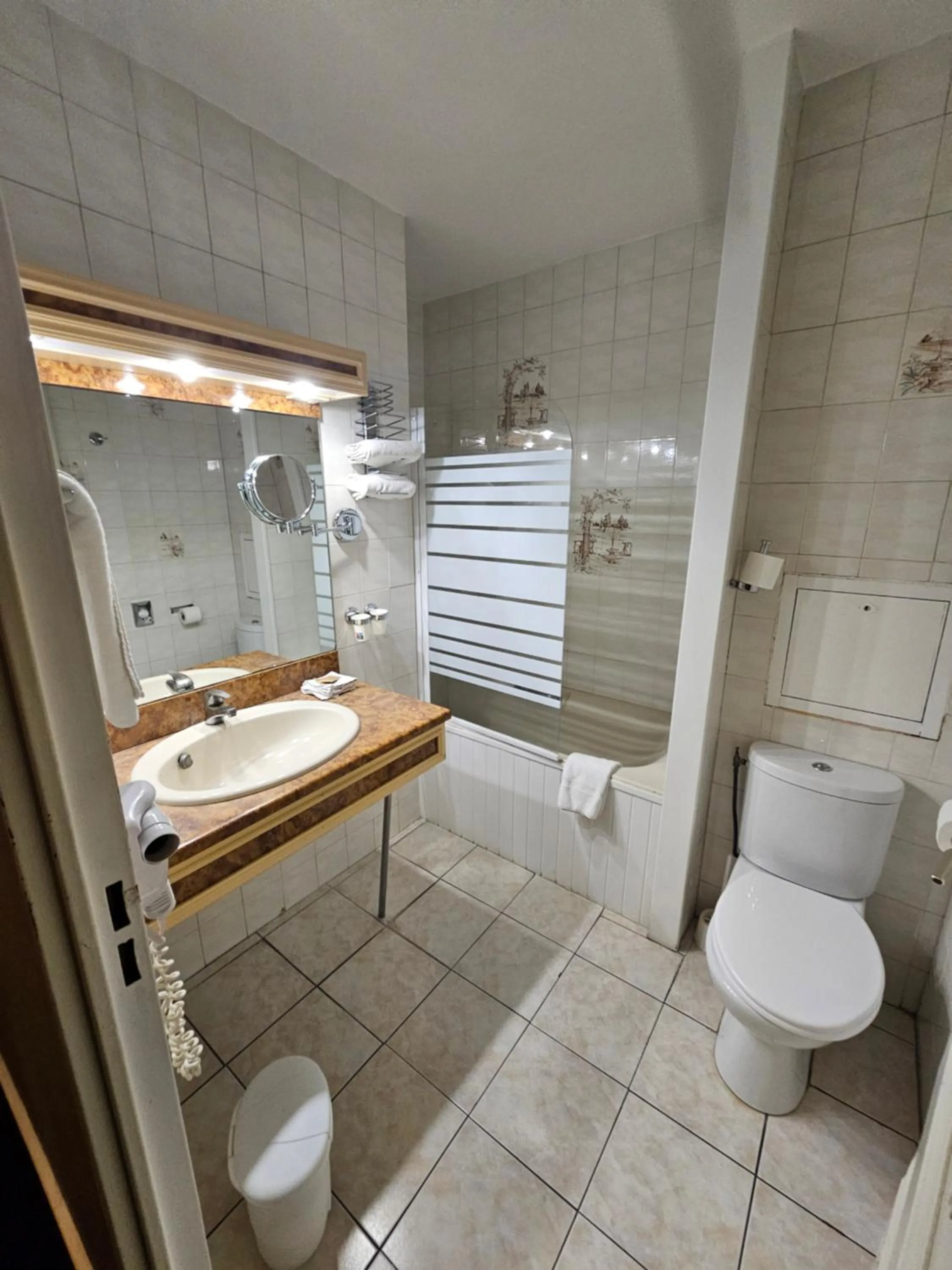 Bathroom in Hôtel 1er Consul Rouen