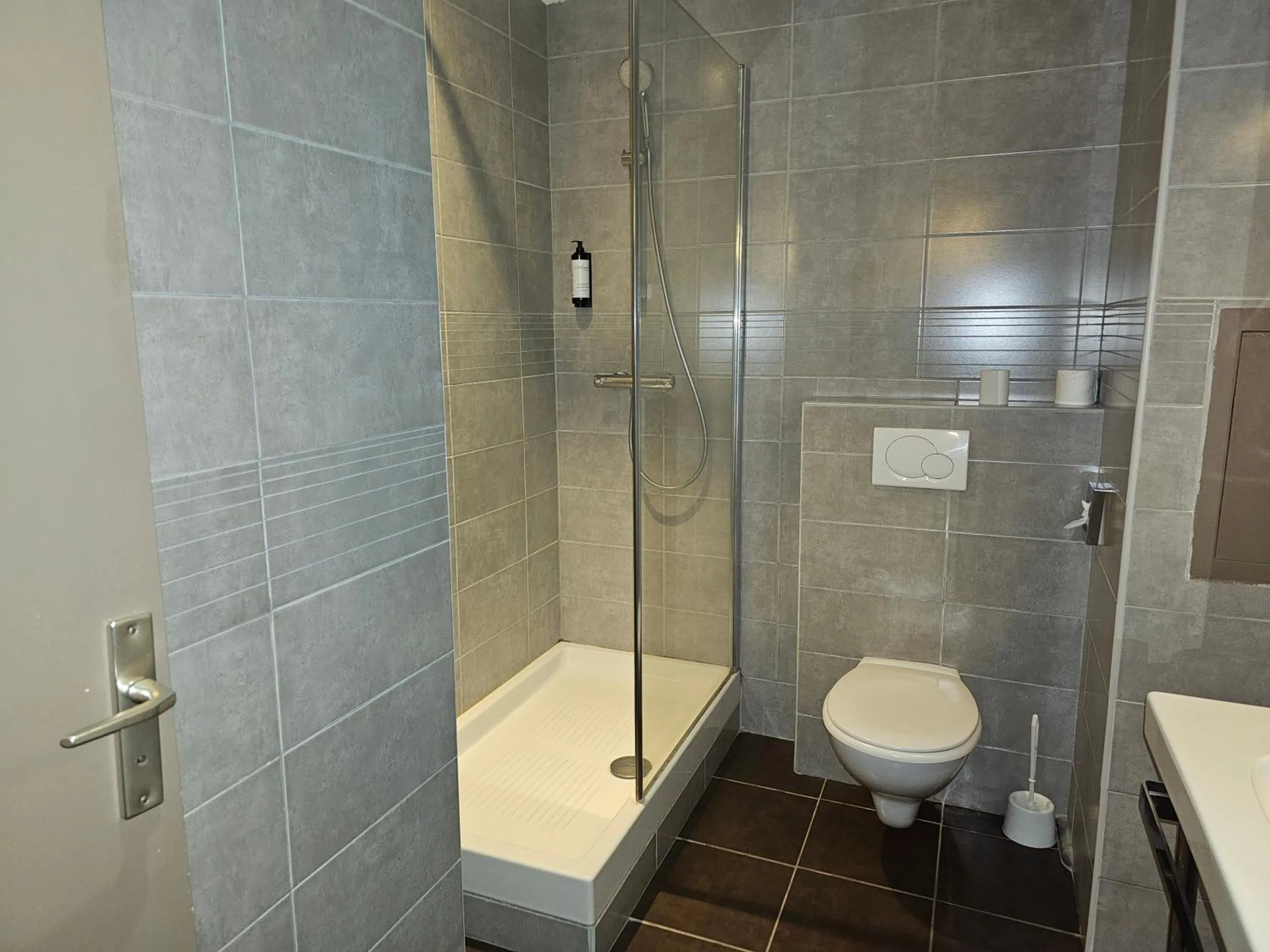 Shower in Hôtel 1er Consul Rouen