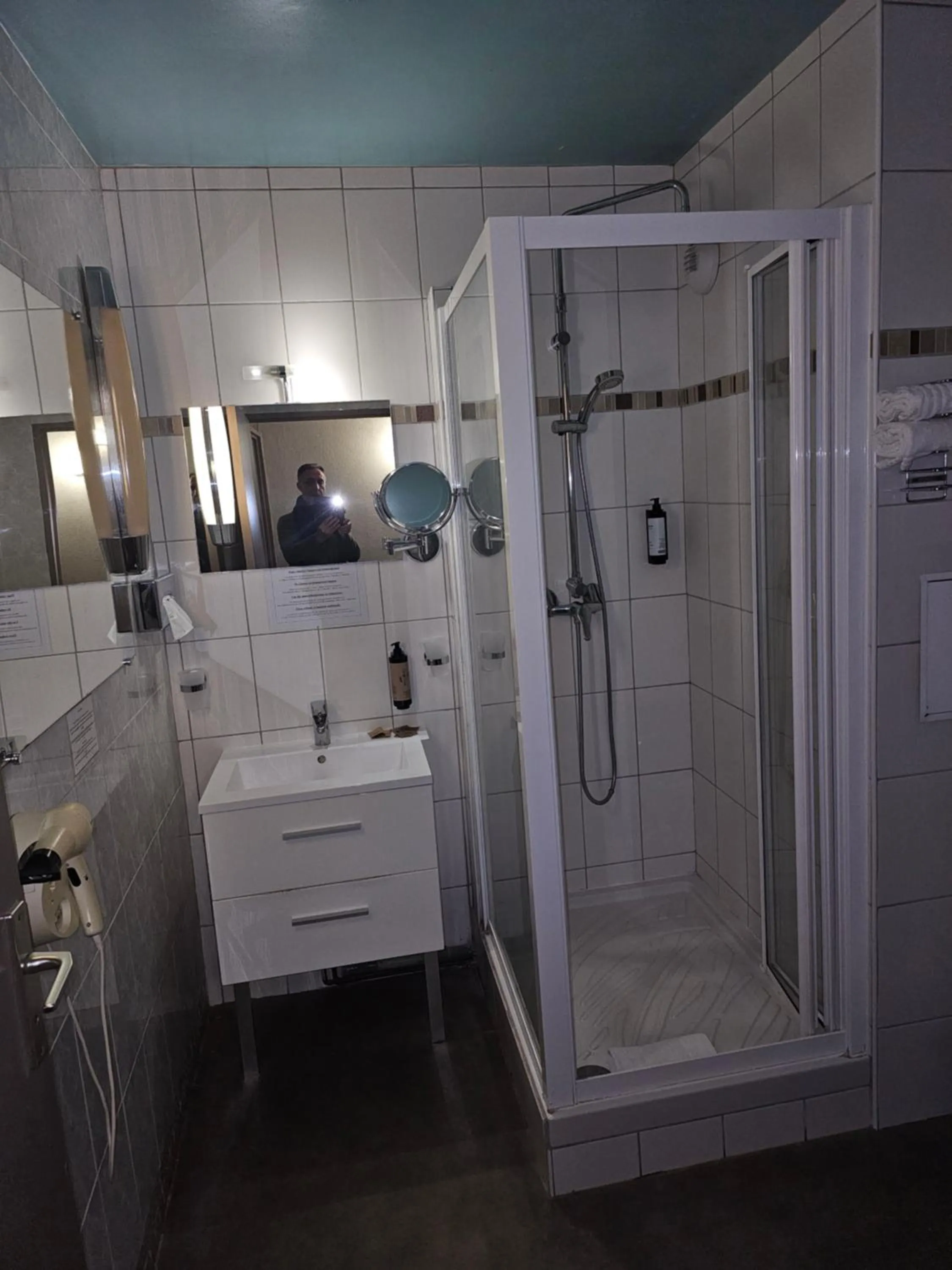 Bathroom in Hôtel 1er Consul Rouen