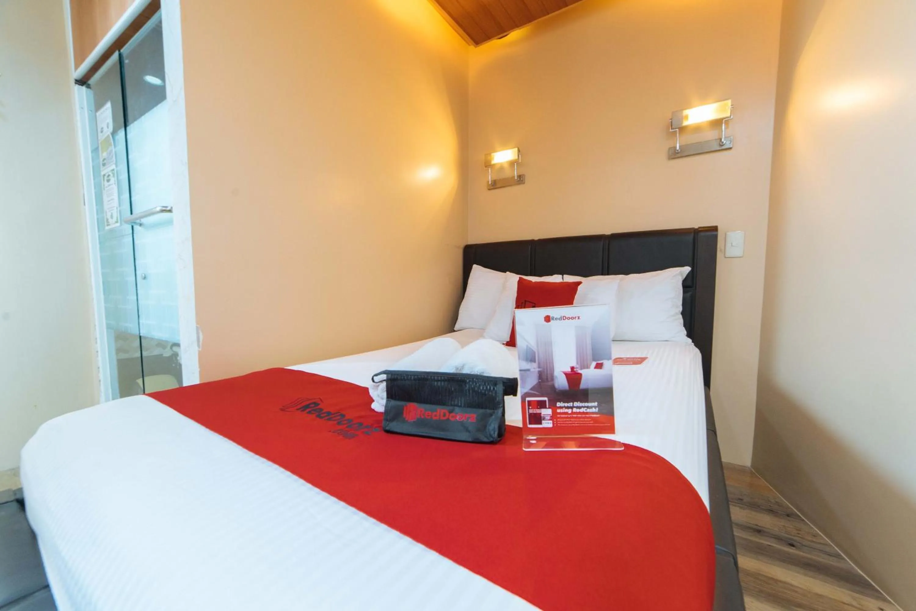 Photo of the whole room in RedDoorz@Lawaan Roxas City