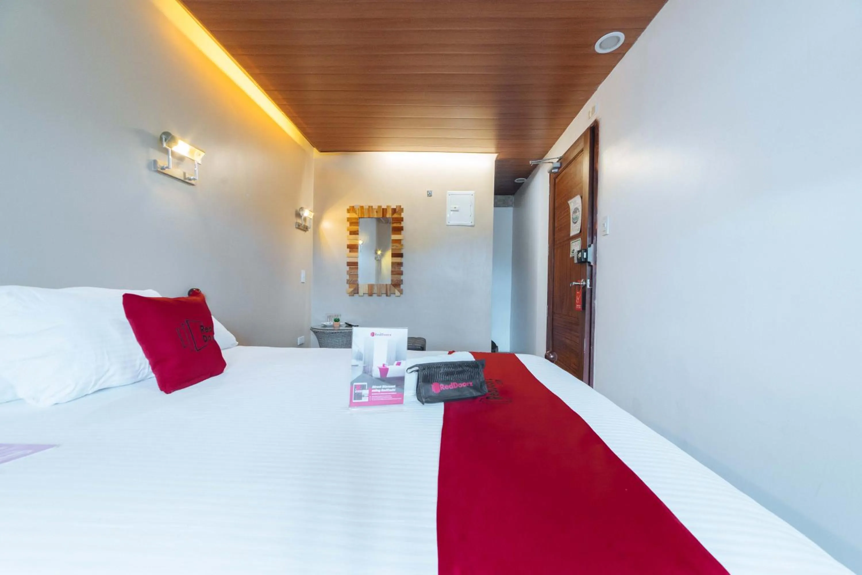 Bed in RedDoorz@Lawaan Roxas City