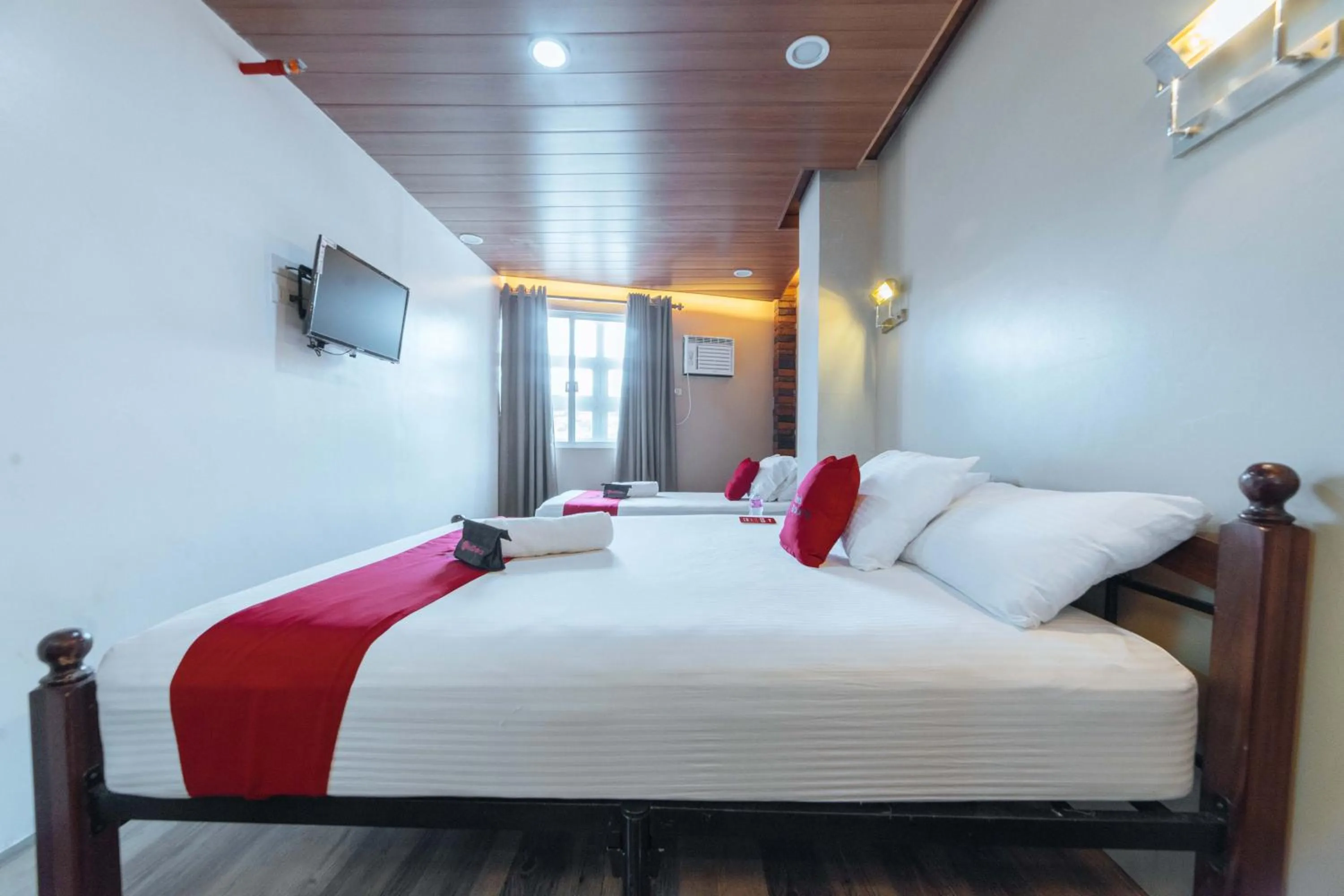 Photo of the whole room in RedDoorz@Lawaan Roxas City