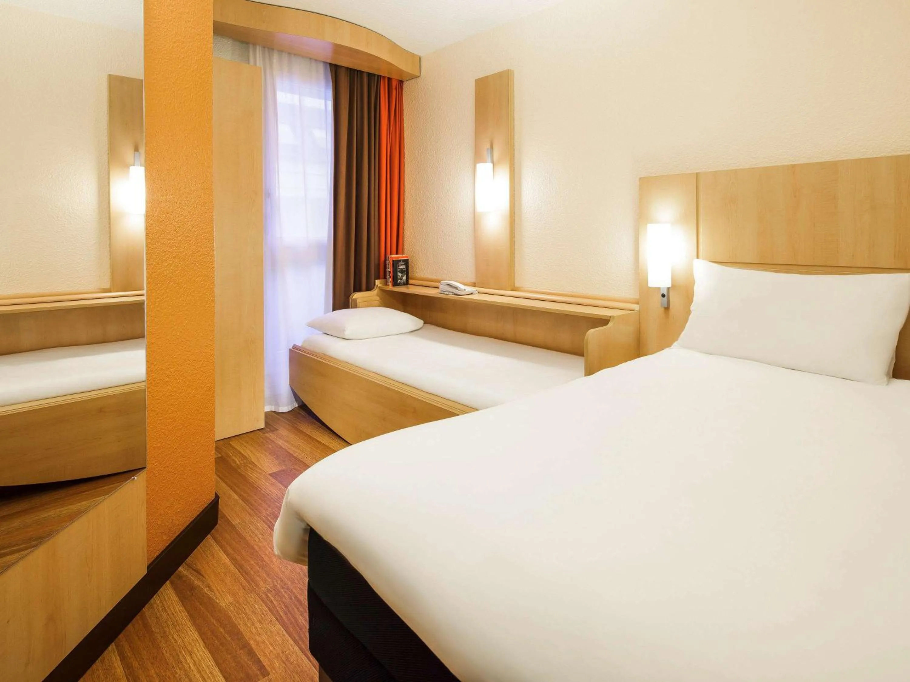 Photo of the whole room, Bed in ibis Versailles Château