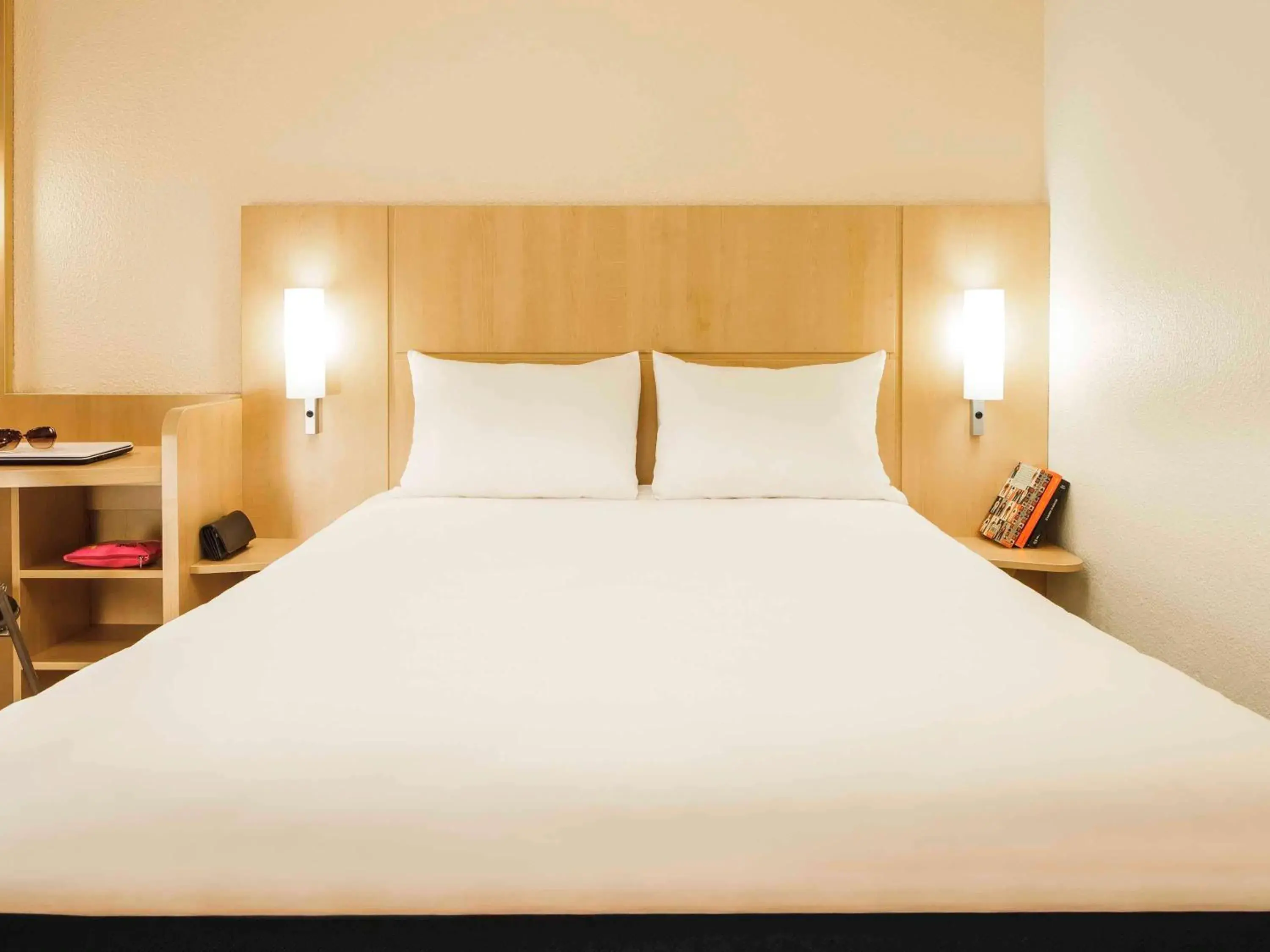 Photo of the whole room, Bed in ibis Versailles Château Photo of the whole room, Bed in ibis Versailles Château