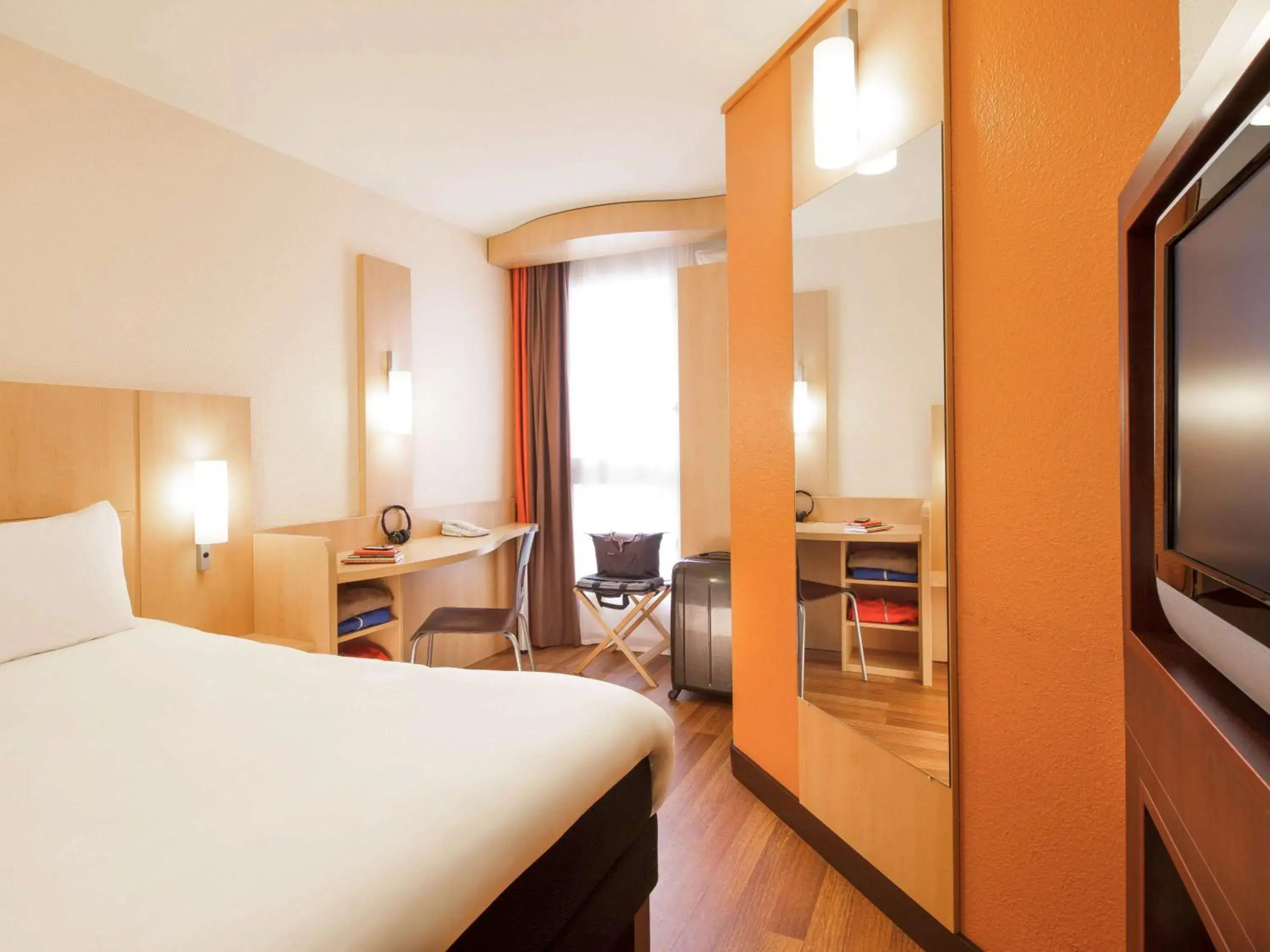 Photo of the whole room, Bed in ibis Versailles Château Photo of the whole room, Bed in ibis Versailles Château