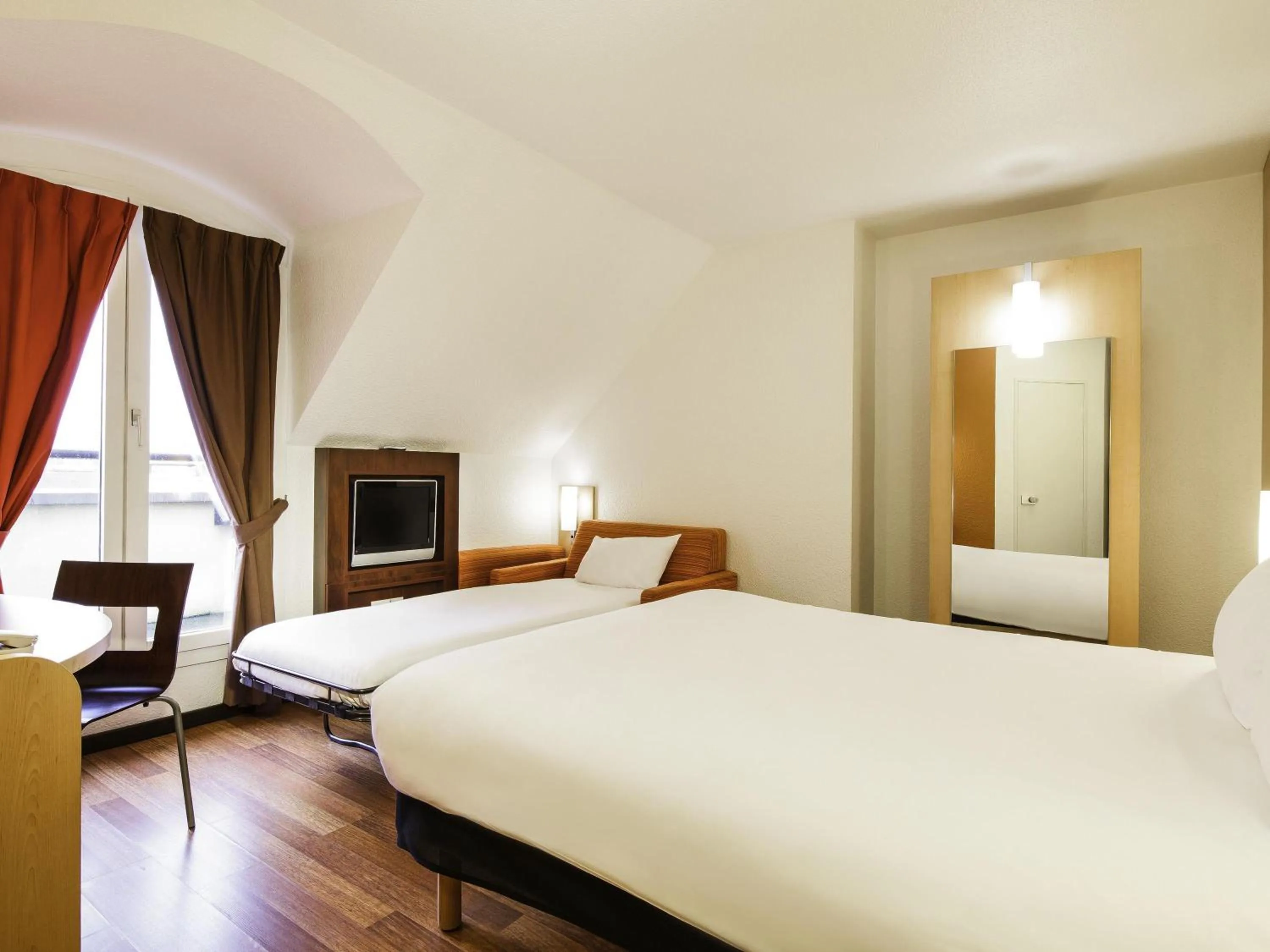 Bedroom, Bed in ibis Versailles Château