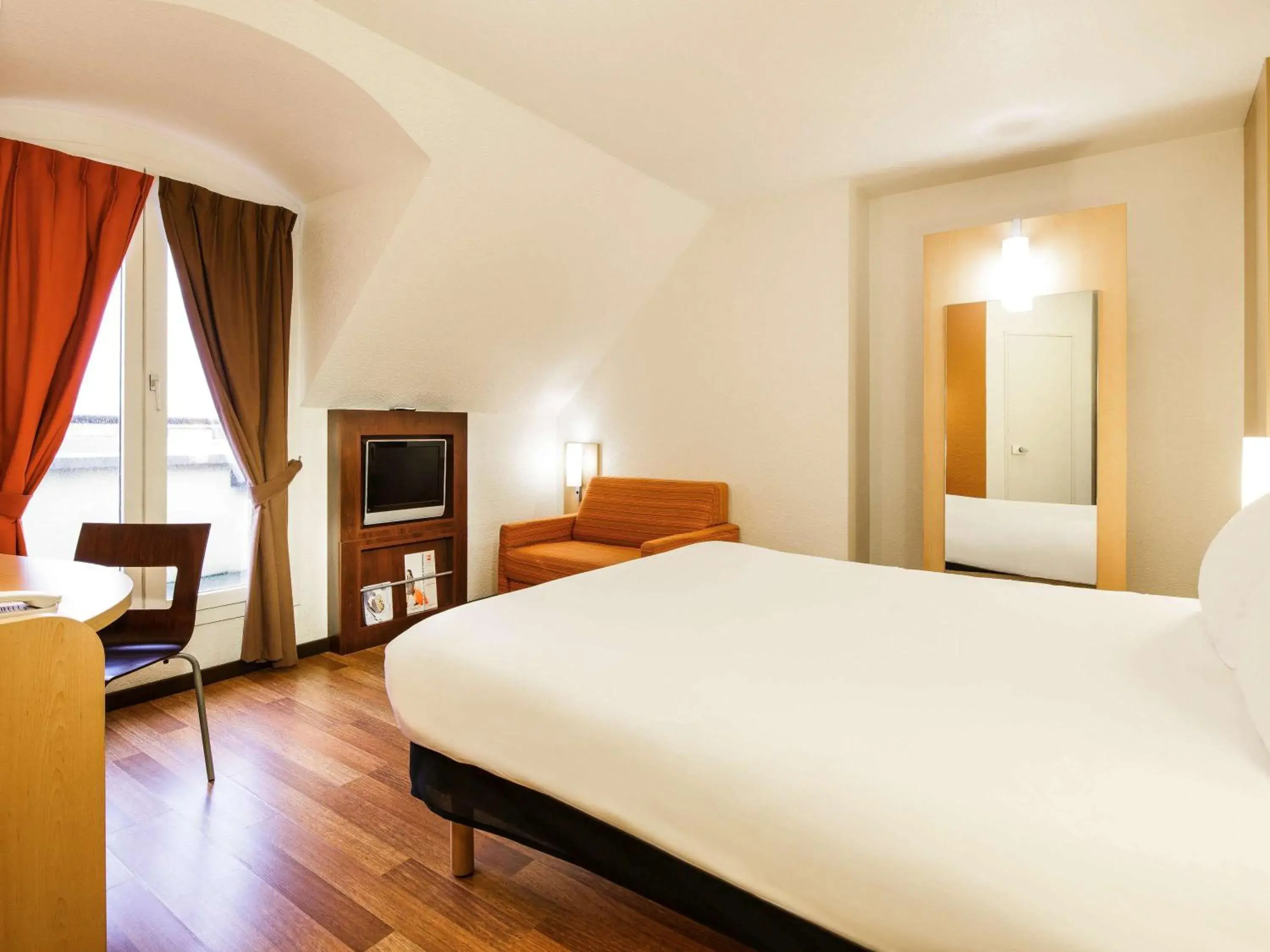 Photo of the whole room, Bed in ibis Versailles Château Photo of the whole room, Bed in ibis Versailles Château