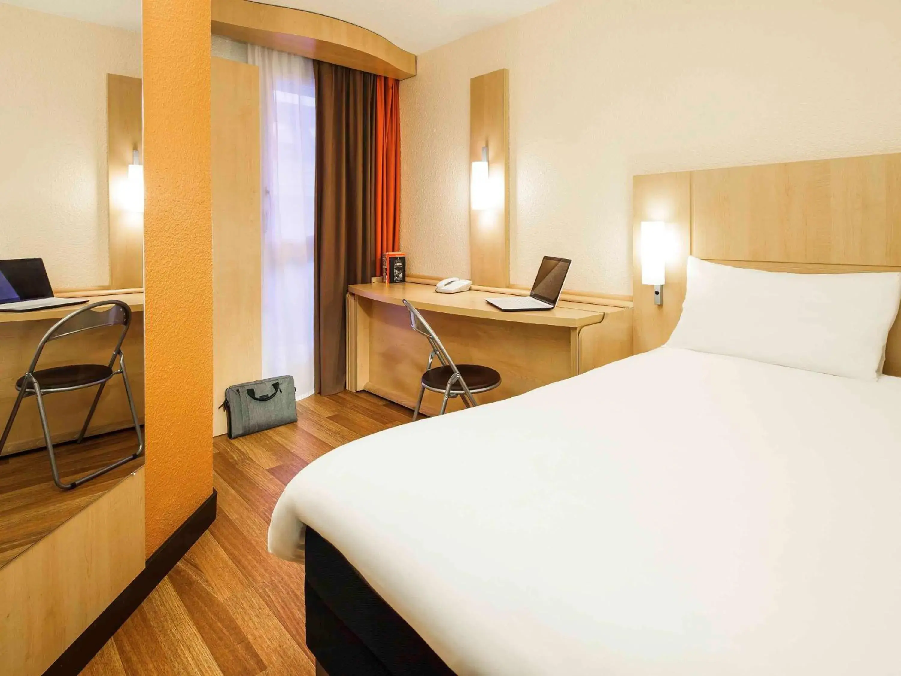 Photo of the whole room, Bed in ibis Versailles Château Photo of the whole room, Bed in ibis Versailles Château