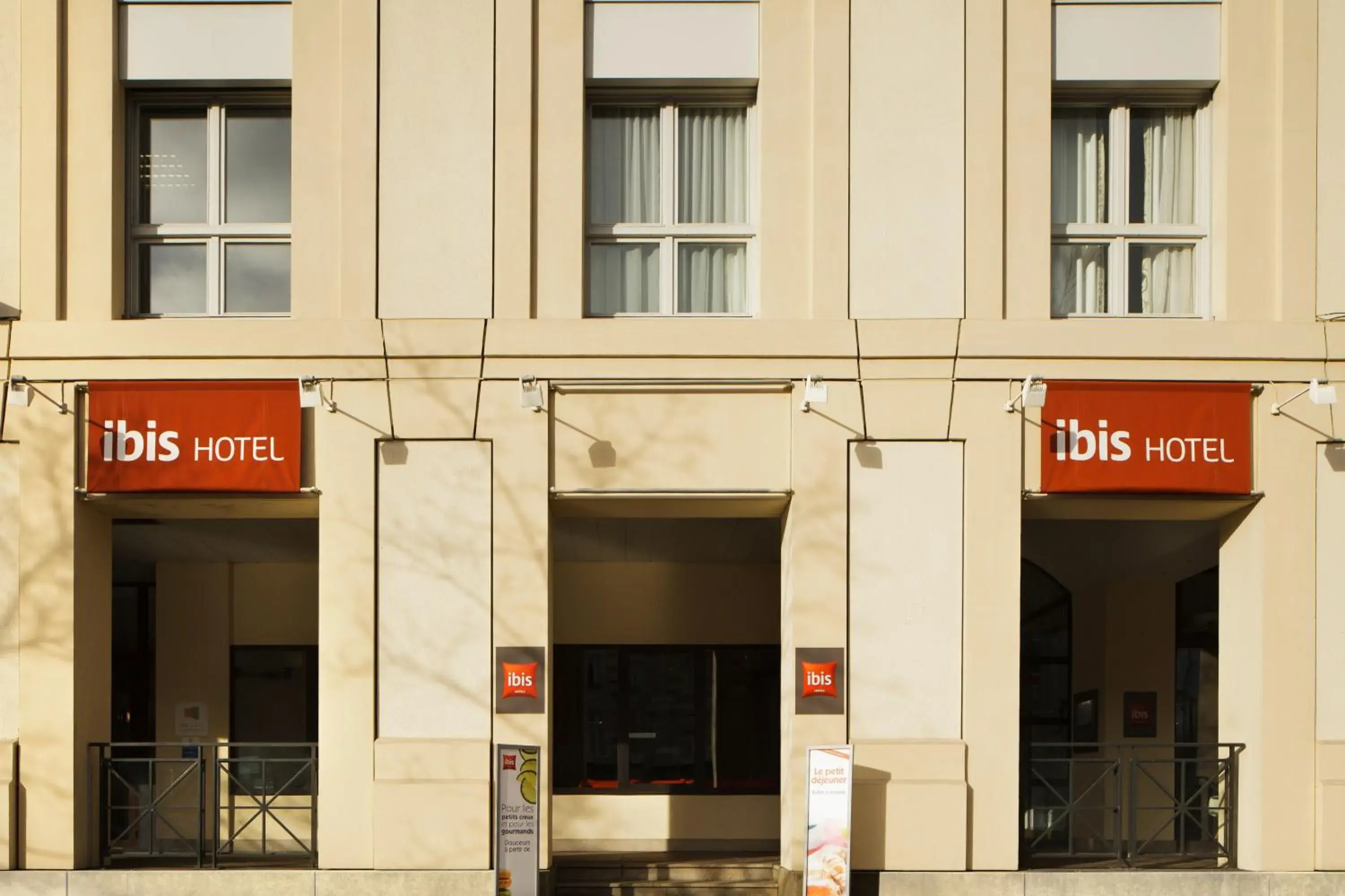 Facade/entrance in ibis Versailles Château Facade/entrance in ibis Versailles Château