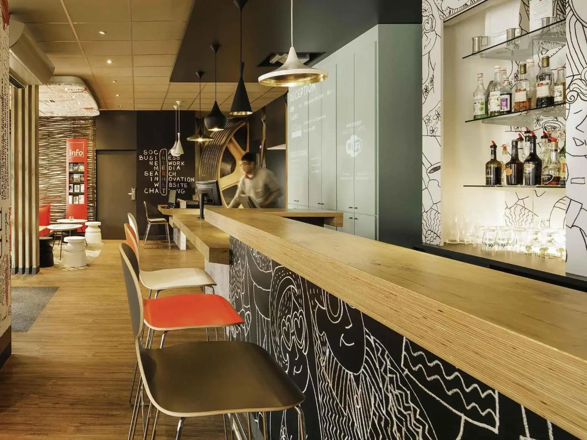 Lounge or bar in ibis Versailles Château Lounge or bar in ibis Versailles Château