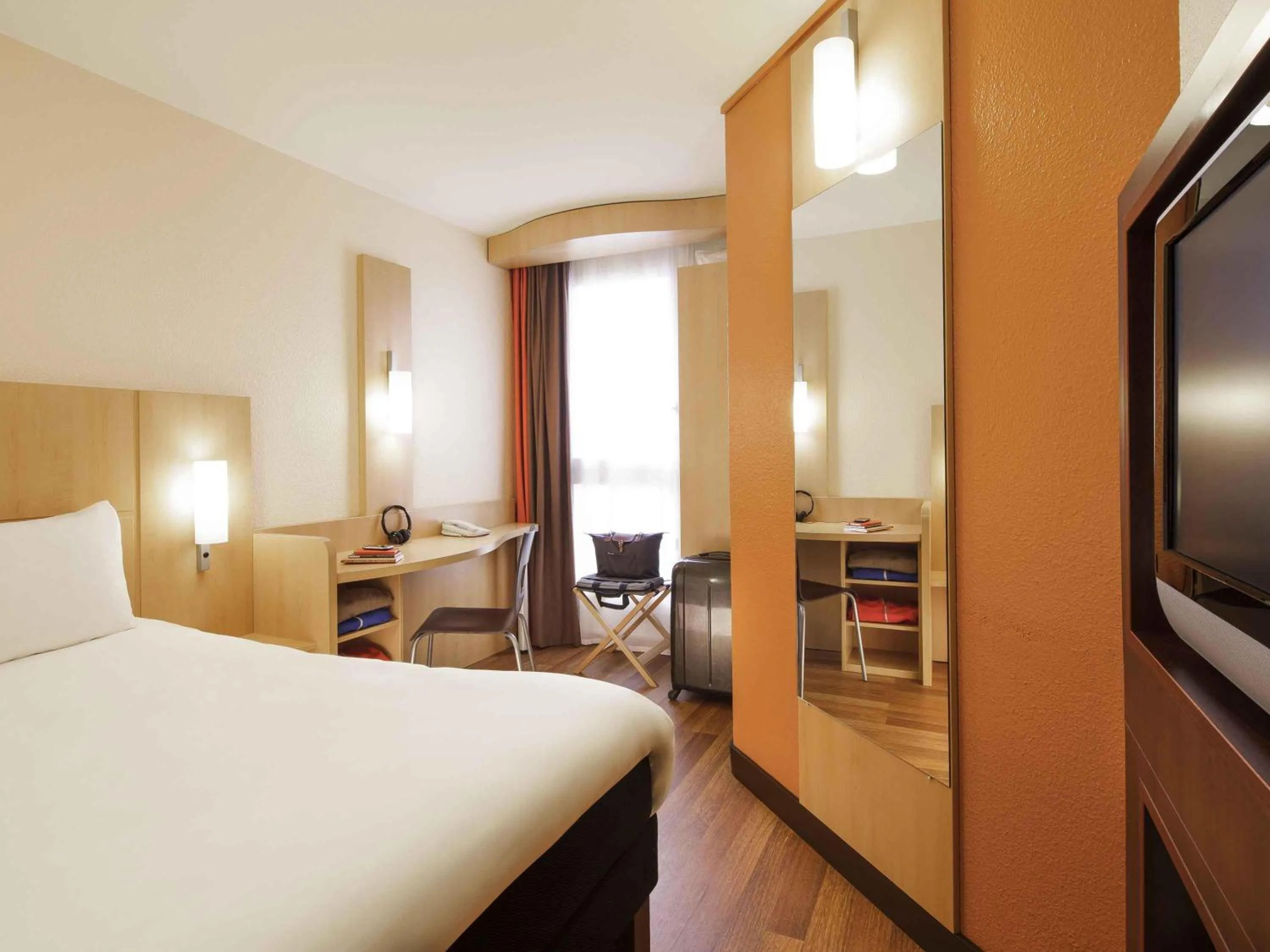 Bedroom, Bed in ibis Versailles Château