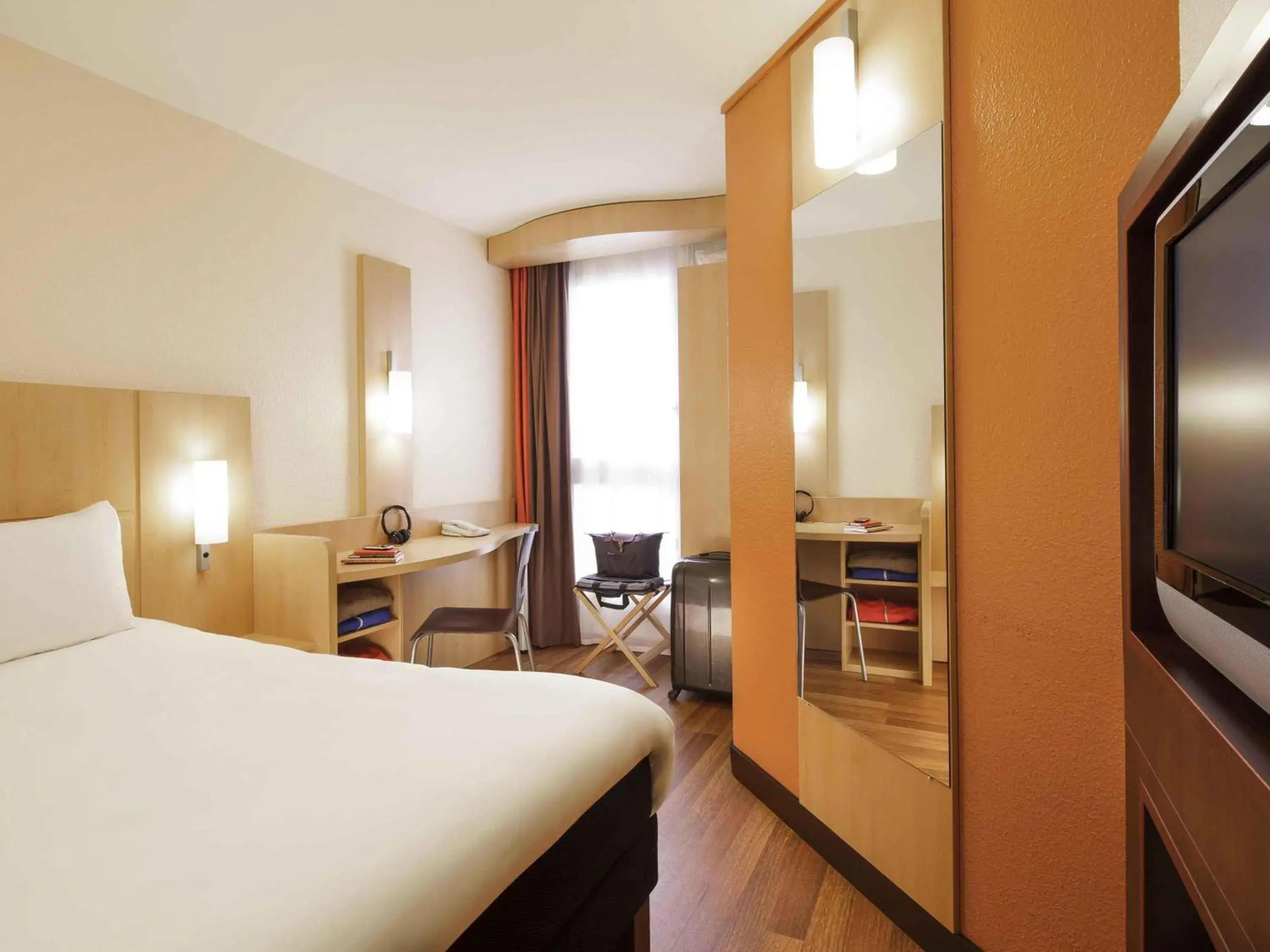 Bedroom, Bed in ibis Versailles Château Bedroom, Bed in ibis Versailles Château