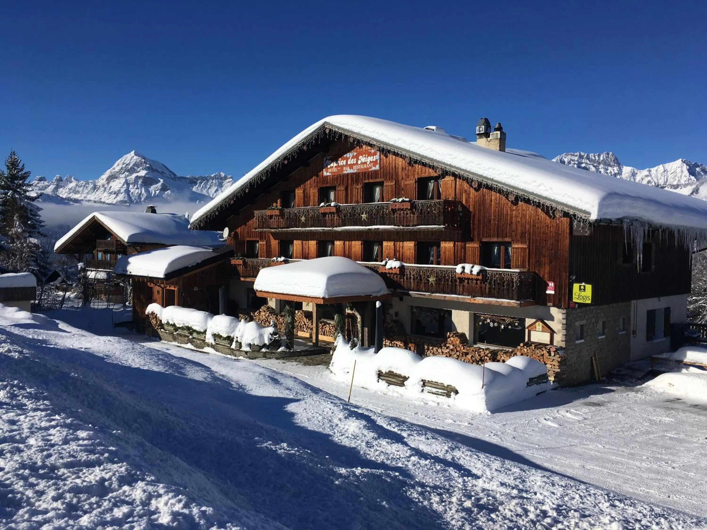 Facade/entrance in Le Caprice Des Neiges