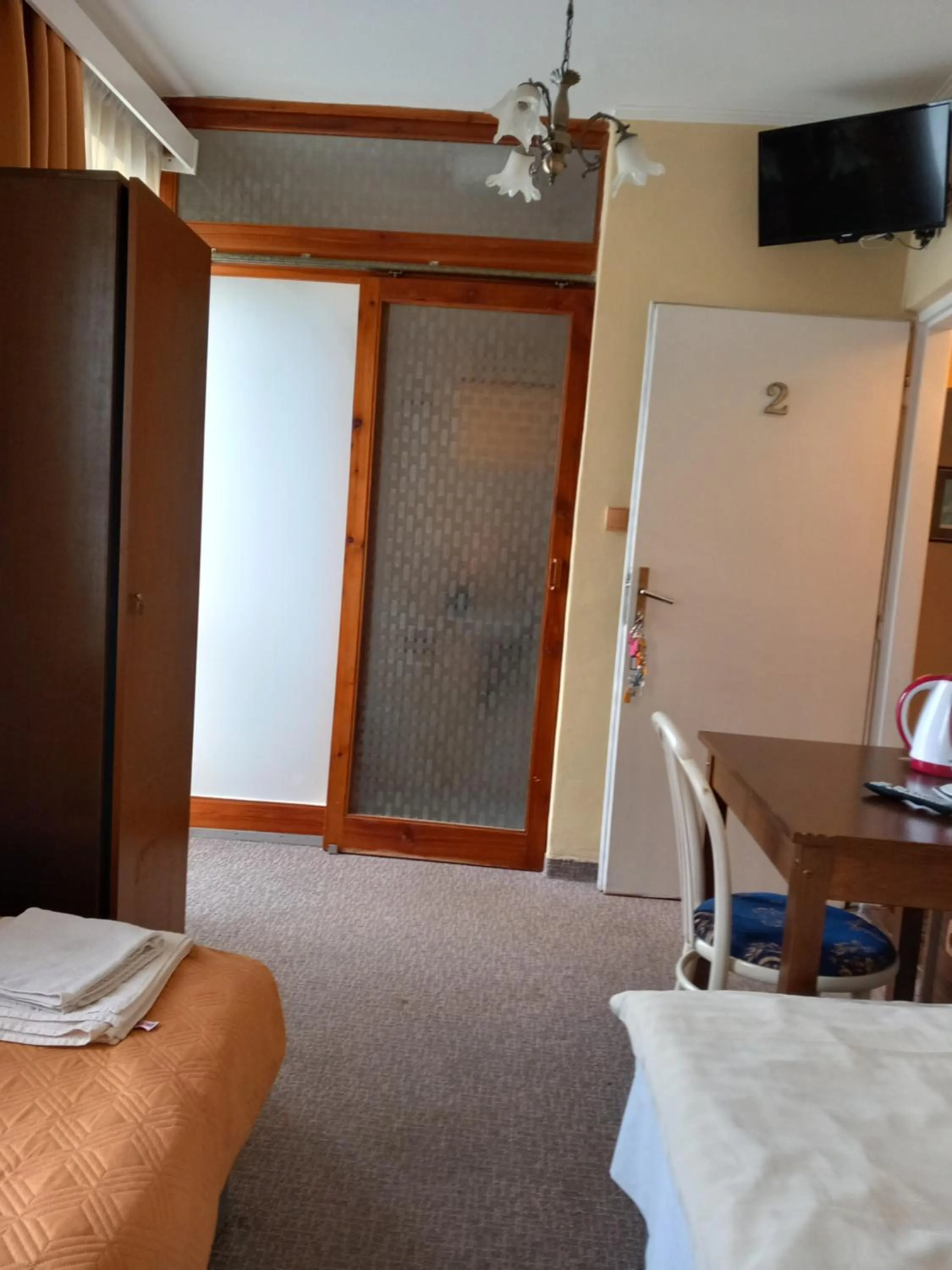 Shower, Bed in Apartmány Sedmikráska