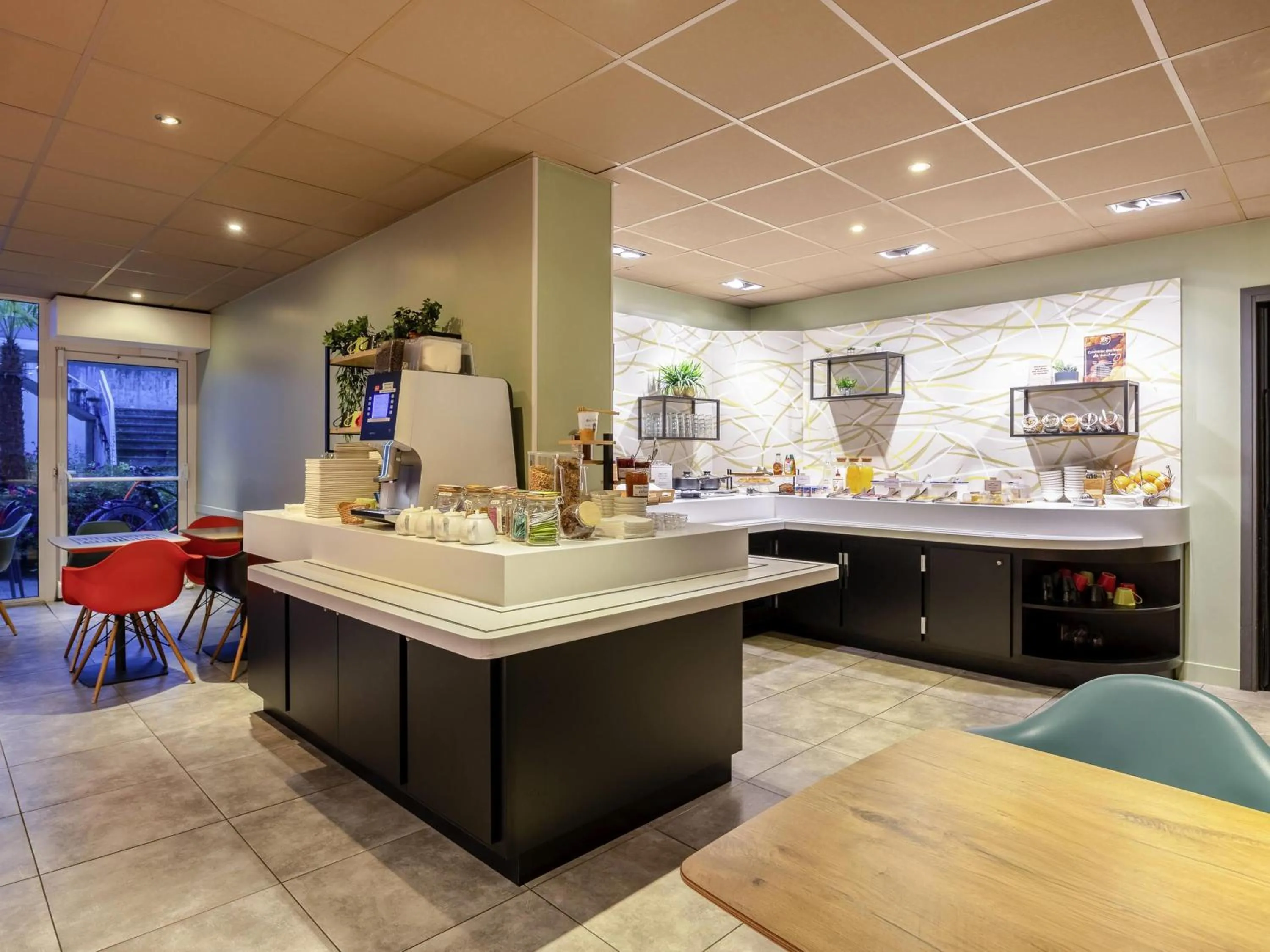 Breakfast in ibis La Rochelle Centre Historique