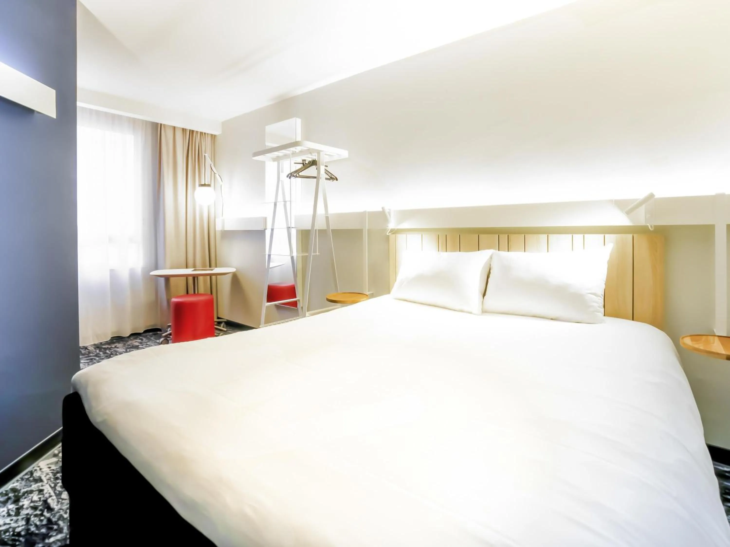 Bedroom, Bed in ibis La Rochelle Centre Historique