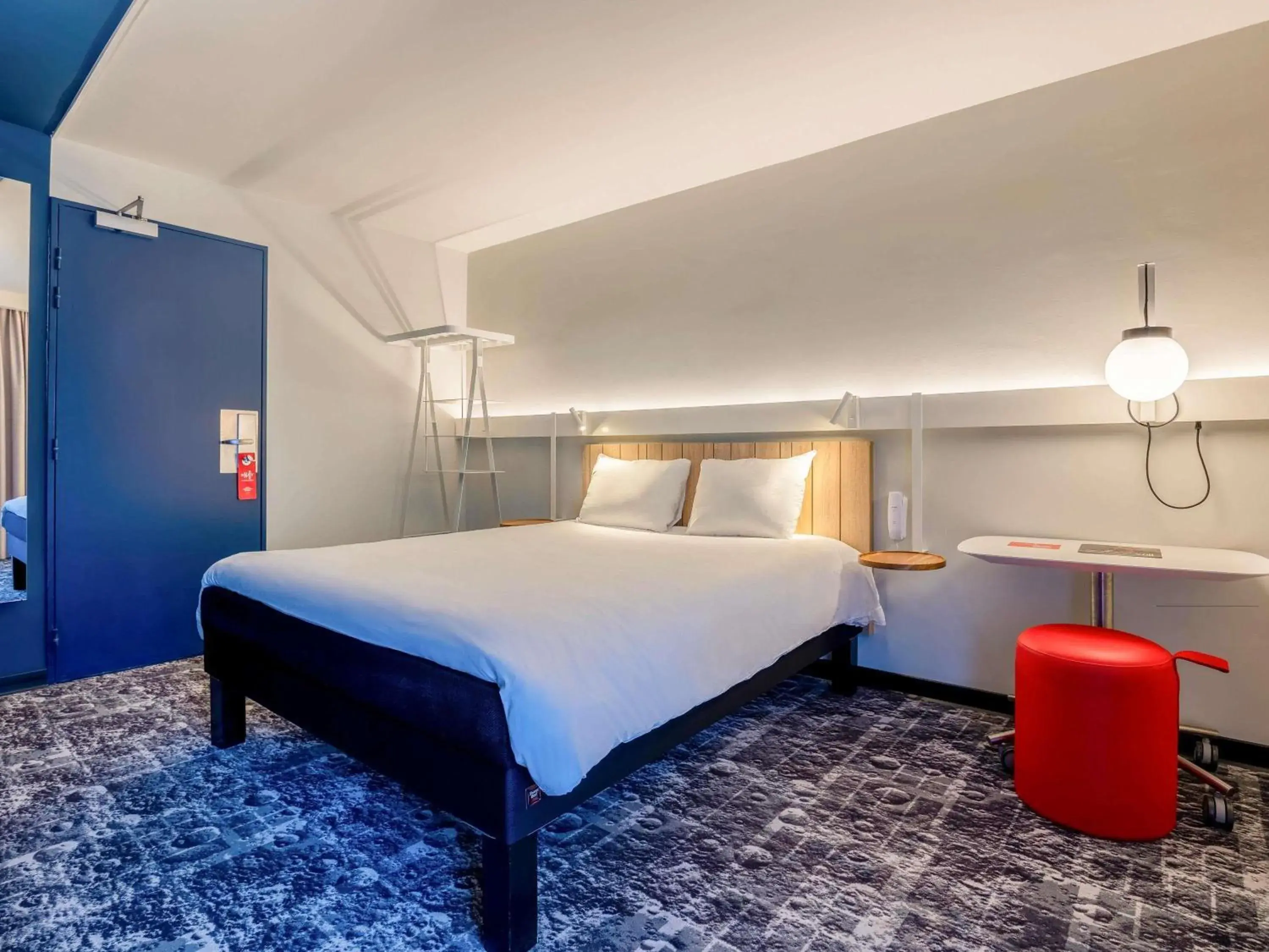 Bedroom, Bed in ibis La Rochelle Centre Historique Bedroom, Bed in ibis La Rochelle Centre Historique